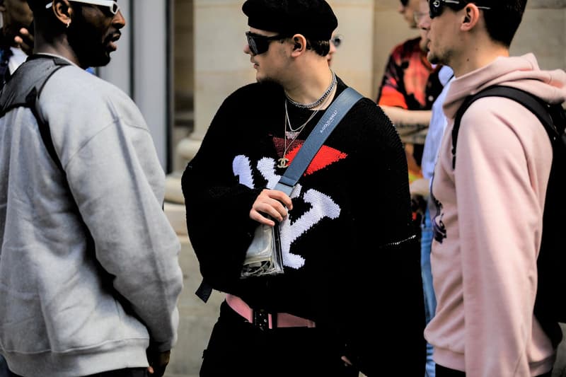 Streetsnaps:Paris Fashion Week Men’s Spring/Summer 2019 今季の主役であるヴァージル・アブローを祝福すべく、至るところで〈Louis Vuitton〉や〈Off-White™️〉を纏う業界人の姿を確認 ミラノからのバトンを受けた花の都・パリは今、ファッションウィーク一色に染まっている。トレンドの震源地として半年に一度、世界各国から洋服やカルチャーに精通した業界人たちが集結するこの一週間は、街の雰囲気も華やかなものへと一変するのだ。 コレクション会場からコレクション会場へ、そして展示会が行われているショールームから再びコレクション会場へと人々が忙しなく移動を続けるオフランウェイには、〈Gucci(グッチ)〉、〈Balenciaga(バレンシアガ)〉、〈Raf Simons(ラフ・シモンズ)〉など、ストリート常連の顔ぶれが揃う。また、今季「LVMH Prize」の大賞に輝いた井野将之が手がける〈doublet(ダブレット)〉のデッドストックパッケージTシャツに加えて、1990年代中期から2000年代初頭にかけてストリートシーンに名を轟かせてきたクロージングブランド〈Echo(エコー)〉のトラックジャケットを羽織る人の姿も。 だが、今季のパリの主役は紛れもなく、Virgil Abloh(ヴァージル・アブロー)である。ストリートには〈Louis Vuitton(ルイ ヴィトン)〉や〈Off-White™️(オフホワイト)〉を身につけ、彼の新たな門出を祝う者たちを至るところで確認した。 パリより到着したストリートスナップを上のフォトギャラリーから確認したあとは、スナップのミラノ編もあわせてチェックしておくべし。