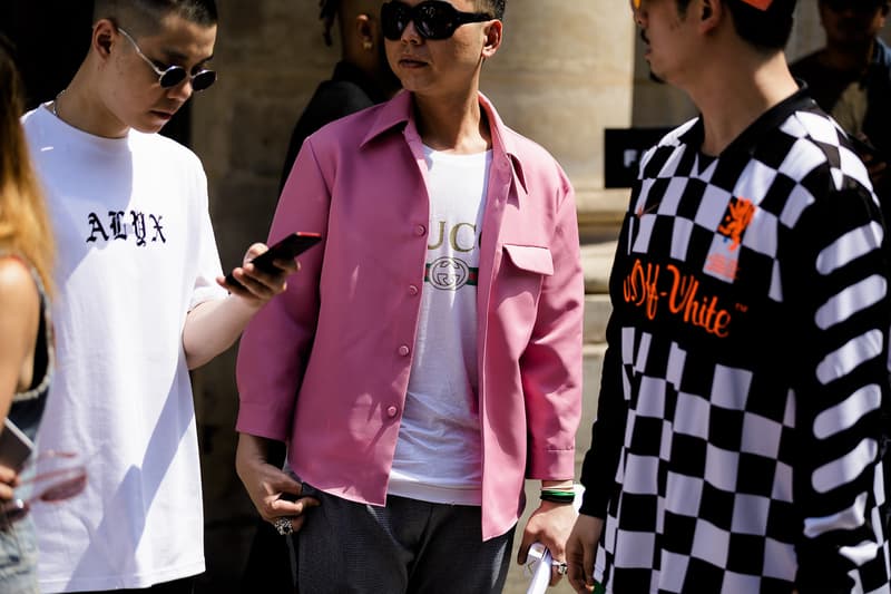 Streetsnaps：Paris Fashion Week Men’s Spring/Summer 2019 今季の主役であるヴァージル・アブローを祝福すべく、至るところで〈Louis Vuitton〉や〈Off-White™️〉を纏う業界人の姿を確認 ミラノからのバトンを受けた花の都・パリは今、ファッションウィーク一色に染まっている。トレンドの震源地として半年に一度、世界各国から洋服やカルチャーに精通した業界人たちが集結するこの一週間は、街の雰囲気も華やかなものへと一変するのだ。  コレクション会場からコレクション会場へ、そして展示会が行われているショールームから再びコレクション会場へと人々が忙しなく移動を続けるオフランウェイには、〈Gucci（グッチ）〉、〈Balenciaga（バレンシアガ）〉、〈Raf Simons（ラフ・シモンズ）〉など、ストリート常連の顔ぶれが揃う。また、今季「LVMH Prize」の大賞に輝いた井野将之が手がける〈doublet（ダブレット）〉のデッドストックパッケージTシャツに加えて、1990年代中期から2000年代初頭にかけてストリートシーンに名を轟かせてきたクロージングブランド〈Echo（エコー）〉のトラックジャケットを羽織る人の姿も。  だが、今季のパリの主役は紛れもなく、Virgil Abloh（ヴァージル・アブロー）である。ストリートには〈Louis Vuitton（ルイ ヴィトン）〉や〈Off-White™️（オフホワイト）〉を身につけ、彼の新たな門出を祝う者たちを至るところで確認した。  パリより到着したストリートスナップを上のフォトギャラリーから確認したあとは、スナップのミラノ編もあわせてチェックしておくべし。
