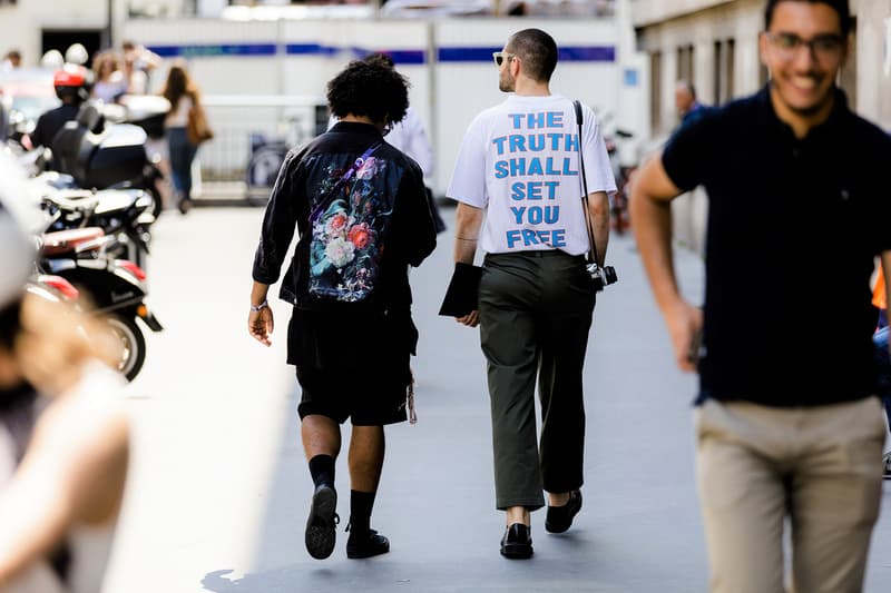 Streetsnaps:Paris Fashion Week Men’s Spring/Summer 2019 今季の主役であるヴァージル・アブローを祝福すべく、至るところで〈Louis Vuitton〉や〈Off-White™️〉を纏う業界人の姿を確認 ミラノからのバトンを受けた花の都・パリは今、ファッションウィーク一色に染まっている。トレンドの震源地として半年に一度、世界各国から洋服やカルチャーに精通した業界人たちが集結するこの一週間は、街の雰囲気も華やかなものへと一変するのだ。 コレクション会場からコレクション会場へ、そして展示会が行われているショールームから再びコレクション会場へと人々が忙しなく移動を続けるオフランウェイには、〈Gucci(グッチ)〉、〈Balenciaga(バレンシアガ)〉、〈Raf Simons(ラフ・シモンズ)〉など、ストリート常連の顔ぶれが揃う。また、今季「LVMH Prize」の大賞に輝いた井野将之が手がける〈doublet(ダブレット)〉のデッドストックパッケージTシャツに加えて、1990年代中期から2000年代初頭にかけてストリートシーンに名を轟かせてきたクロージングブランド〈Echo(エコー)〉のトラックジャケットを羽織る人の姿も。 だが、今季のパリの主役は紛れもなく、Virgil Abloh(ヴァージル・アブロー)である。ストリートには〈Louis Vuitton(ルイ ヴィトン)〉や〈Off-White™️(オフホワイト)〉を身につけ、彼の新たな門出を祝う者たちを至るところで確認した。 パリより到着したストリートスナップを上のフォトギャラリーから確認したあとは、スナップのミラノ編もあわせてチェックしておくべし。