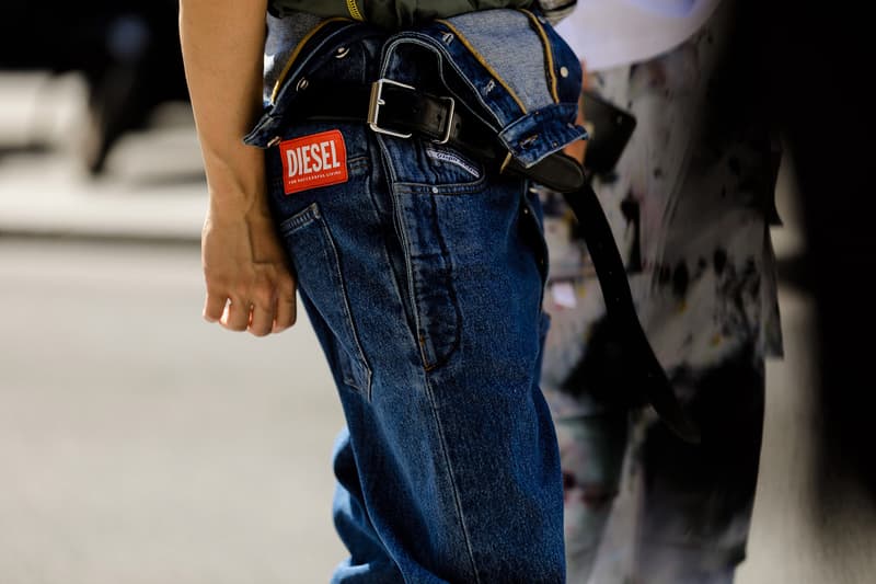 Streetsnaps：Paris Fashion Week Men’s Spring/Summer 2019 今季の主役であるヴァージル・アブローを祝福すべく、至るところで〈Louis Vuitton〉や〈Off-White™️〉を纏う業界人の姿を確認 ミラノからのバトンを受けた花の都・パリは今、ファッションウィーク一色に染まっている。トレンドの震源地として半年に一度、世界各国から洋服やカルチャーに精通した業界人たちが集結するこの一週間は、街の雰囲気も華やかなものへと一変するのだ。  コレクション会場からコレクション会場へ、そして展示会が行われているショールームから再びコレクション会場へと人々が忙しなく移動を続けるオフランウェイには、〈Gucci（グッチ）〉、〈Balenciaga（バレンシアガ）〉、〈Raf Simons（ラフ・シモンズ）〉など、ストリート常連の顔ぶれが揃う。また、今季「LVMH Prize」の大賞に輝いた井野将之が手がける〈doublet（ダブレット）〉のデッドストックパッケージTシャツに加えて、1990年代中期から2000年代初頭にかけてストリートシーンに名を轟かせてきたクロージングブランド〈Echo（エコー）〉のトラックジャケットを羽織る人の姿も。  だが、今季のパリの主役は紛れもなく、Virgil Abloh（ヴァージル・アブロー）である。ストリートには〈Louis Vuitton（ルイ ヴィトン）〉や〈Off-White™️（オフホワイト）〉を身につけ、彼の新たな門出を祝う者たちを至るところで確認した。  パリより到着したストリートスナップを上のフォトギャラリーから確認したあとは、スナップのミラノ編もあわせてチェックしておくべし。