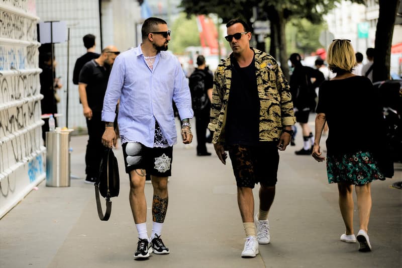 Streetsnaps:Paris Fashion Week Men’s Spring/Summer 2019 今季の主役であるヴァージル・アブローを祝福すべく、至るところで〈Louis Vuitton〉や〈Off-White™️〉を纏う業界人の姿を確認 ミラノからのバトンを受けた花の都・パリは今、ファッションウィーク一色に染まっている。トレンドの震源地として半年に一度、世界各国から洋服やカルチャーに精通した業界人たちが集結するこの一週間は、街の雰囲気も華やかなものへと一変するのだ。 コレクション会場からコレクション会場へ、そして展示会が行われているショールームから再びコレクション会場へと人々が忙しなく移動を続けるオフランウェイには、〈Gucci(グッチ)〉、〈Balenciaga(バレンシアガ)〉、〈Raf Simons(ラフ・シモンズ)〉など、ストリート常連の顔ぶれが揃う。また、今季「LVMH Prize」の大賞に輝いた井野将之が手がける〈doublet(ダブレット)〉のデッドストックパッケージTシャツに加えて、1990年代中期から2000年代初頭にかけてストリートシーンに名を轟かせてきたクロージングブランド〈Echo(エコー)〉のトラックジャケットを羽織る人の姿も。 だが、今季のパリの主役は紛れもなく、Virgil Abloh(ヴァージル・アブロー)である。ストリートには〈Louis Vuitton(ルイ ヴィトン)〉や〈Off-White™️(オフホワイト)〉を身につけ、彼の新たな門出を祝う者たちを至るところで確認した。 パリより到着したストリートスナップを上のフォトギャラリーから確認したあとは、スナップのミラノ編もあわせてチェックしておくべし。