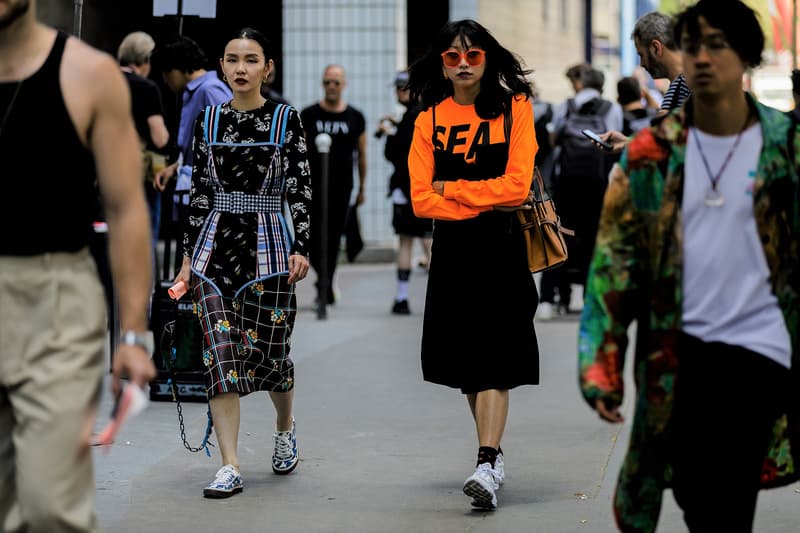 Streetsnaps：Paris Fashion Week Men’s Spring/Summer 2019 今季の主役であるヴァージル・アブローを祝福すべく、至るところで〈Louis Vuitton〉や〈Off-White™️〉を纏う業界人の姿を確認 ミラノからのバトンを受けた花の都・パリは今、ファッションウィーク一色に染まっている。トレンドの震源地として半年に一度、世界各国から洋服やカルチャーに精通した業界人たちが集結するこの一週間は、街の雰囲気も華やかなものへと一変するのだ。  コレクション会場からコレクション会場へ、そして展示会が行われているショールームから再びコレクション会場へと人々が忙しなく移動を続けるオフランウェイには、〈Gucci（グッチ）〉、〈Balenciaga（バレンシアガ）〉、〈Raf Simons（ラフ・シモンズ）〉など、ストリート常連の顔ぶれが揃う。また、今季「LVMH Prize」の大賞に輝いた井野将之が手がける〈doublet（ダブレット）〉のデッドストックパッケージTシャツに加えて、1990年代中期から2000年代初頭にかけてストリートシーンに名を轟かせてきたクロージングブランド〈Echo（エコー）〉のトラックジャケットを羽織る人の姿も。  だが、今季のパリの主役は紛れもなく、Virgil Abloh（ヴァージル・アブロー）である。ストリートには〈Louis Vuitton（ルイ ヴィトン）〉や〈Off-White™️（オフホワイト）〉を身につけ、彼の新たな門出を祝う者たちを至るところで確認した。  パリより到着したストリートスナップを上のフォトギャラリーから確認したあとは、スナップのミラノ編もあわせてチェックしておくべし。