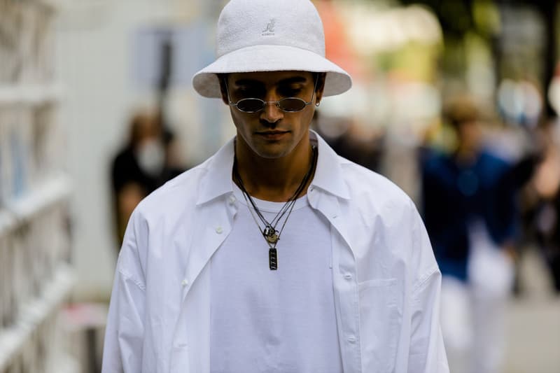 Streetsnaps：Paris Fashion Week Men’s Spring/Summer 2019 今季の主役であるヴァージル・アブローを祝福すべく、至るところで〈Louis Vuitton〉や〈Off-White™️〉を纏う業界人の姿を確認 ミラノからのバトンを受けた花の都・パリは今、ファッションウィーク一色に染まっている。トレンドの震源地として半年に一度、世界各国から洋服やカルチャーに精通した業界人たちが集結するこの一週間は、街の雰囲気も華やかなものへと一変するのだ。  コレクション会場からコレクション会場へ、そして展示会が行われているショールームから再びコレクション会場へと人々が忙しなく移動を続けるオフランウェイには、〈Gucci（グッチ）〉、〈Balenciaga（バレンシアガ）〉、〈Raf Simons（ラフ・シモンズ）〉など、ストリート常連の顔ぶれが揃う。また、今季「LVMH Prize」の大賞に輝いた井野将之が手がける〈doublet（ダブレット）〉のデッドストックパッケージTシャツに加えて、1990年代中期から2000年代初頭にかけてストリートシーンに名を轟かせてきたクロージングブランド〈Echo（エコー）〉のトラックジャケットを羽織る人の姿も。  だが、今季のパリの主役は紛れもなく、Virgil Abloh（ヴァージル・アブロー）である。ストリートには〈Louis Vuitton（ルイ ヴィトン）〉や〈Off-White™️（オフホワイト）〉を身につけ、彼の新たな門出を祝う者たちを至るところで確認した。  パリより到着したストリートスナップを上のフォトギャラリーから確認したあとは、スナップのミラノ編もあわせてチェックしておくべし。