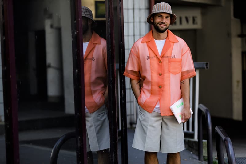 Streetsnaps:Paris Fashion Week Men’s Spring/Summer 2019 今季の主役であるヴァージル・アブローを祝福すべく、至るところで〈Louis Vuitton〉や〈Off-White™️〉を纏う業界人の姿を確認 ミラノからのバトンを受けた花の都・パリは今、ファッションウィーク一色に染まっている。トレンドの震源地として半年に一度、世界各国から洋服やカルチャーに精通した業界人たちが集結するこの一週間は、街の雰囲気も華やかなものへと一変するのだ。 コレクション会場からコレクション会場へ、そして展示会が行われているショールームから再びコレクション会場へと人々が忙しなく移動を続けるオフランウェイには、〈Gucci(グッチ)〉、〈Balenciaga(バレンシアガ)〉、〈Raf Simons(ラフ・シモンズ)〉など、ストリート常連の顔ぶれが揃う。また、今季「LVMH Prize」の大賞に輝いた井野将之が手がける〈doublet(ダブレット)〉のデッドストックパッケージTシャツに加えて、1990年代中期から2000年代初頭にかけてストリートシーンに名を轟かせてきたクロージングブランド〈Echo(エコー)〉のトラックジャケットを羽織る人の姿も。 だが、今季のパリの主役は紛れもなく、Virgil Abloh(ヴァージル・アブロー)である。ストリートには〈Louis Vuitton(ルイ ヴィトン)〉や〈Off-White™️(オフホワイト)〉を身につけ、彼の新たな門出を祝う者たちを至るところで確認した。 パリより到着したストリートスナップを上のフォトギャラリーから確認したあとは、スナップのミラノ編もあわせてチェックしておくべし。