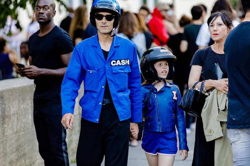 Streetsnaps：Paris Fashion Week Men’s Spring/Summer 2019 今季の主役であるヴァージル・アブローを祝福すべく、至るところで〈Louis Vuitton〉や〈Off-White™️〉を纏う業界人の姿を確認 ミラノからのバトンを受けた花の都・パリは今、ファッションウィーク一色に染まっている。トレンドの震源地として半年に一度、世界各国から洋服やカルチャーに精通した業界人たちが集結するこの一週間は、街の雰囲気も華やかなものへと一変するのだ。  コレクション会場からコレクション会場へ、そして展示会が行われているショールームから再びコレクション会場へと人々が忙しなく移動を続けるオフランウェイには、〈Gucci（グッチ）〉、〈Balenciaga（バレンシアガ）〉、〈Raf Simons（ラフ・シモンズ）〉など、ストリート常連の顔ぶれが揃う。また、今季「LVMH Prize」の大賞に輝いた井野将之が手がける〈doublet（ダブレット）〉のデッドストックパッケージTシャツに加えて、1990年代中期から2000年代初頭にかけてストリートシーンに名を轟かせてきたクロージングブランド〈Echo（エコー）〉のトラックジャケットを羽織る人の姿も。  だが、今季のパリの主役は紛れもなく、Virgil Abloh（ヴァージル・アブロー）である。ストリートには〈Louis Vuitton（ルイ ヴィトン）〉や〈Off-White™️（オフホワイト）〉を身につけ、彼の新たな門出を祝う者たちを至るところで確認した。  パリより到着したストリートスナップを上のフォトギャラリーから確認したあとは、スナップのミラノ編もあわせてチェックしておくべし。