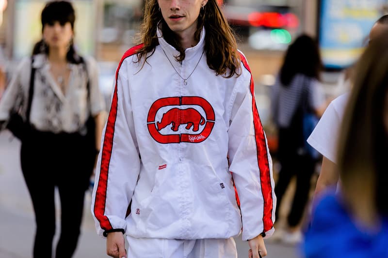 Streetsnaps：Paris Fashion Week Men’s Spring/Summer 2019 今季の主役であるヴァージル・アブローを祝福すべく、至るところで〈Louis Vuitton〉や〈Off-White™️〉を纏う業界人の姿を確認 ミラノからのバトンを受けた花の都・パリは今、ファッションウィーク一色に染まっている。トレンドの震源地として半年に一度、世界各国から洋服やカルチャーに精通した業界人たちが集結するこの一週間は、街の雰囲気も華やかなものへと一変するのだ。  コレクション会場からコレクション会場へ、そして展示会が行われているショールームから再びコレクション会場へと人々が忙しなく移動を続けるオフランウェイには、〈Gucci（グッチ）〉、〈Balenciaga（バレンシアガ）〉、〈Raf Simons（ラフ・シモンズ）〉など、ストリート常連の顔ぶれが揃う。また、今季「LVMH Prize」の大賞に輝いた井野将之が手がける〈doublet（ダブレット）〉のデッドストックパッケージTシャツに加えて、1990年代中期から2000年代初頭にかけてストリートシーンに名を轟かせてきたクロージングブランド〈Echo（エコー）〉のトラックジャケットを羽織る人の姿も。  だが、今季のパリの主役は紛れもなく、Virgil Abloh（ヴァージル・アブロー）である。ストリートには〈Louis Vuitton（ルイ ヴィトン）〉や〈Off-White™️（オフホワイト）〉を身につけ、彼の新たな門出を祝う者たちを至るところで確認した。  パリより到着したストリートスナップを上のフォトギャラリーから確認したあとは、スナップのミラノ編もあわせてチェックしておくべし。