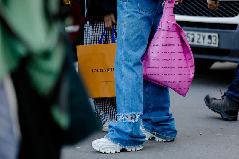 Streetsnaps:Paris Fashion Week Men’s Spring/Summer 2019 今季の主役であるヴァージル・アブローを祝福すべく、至るところで〈Louis Vuitton〉や〈Off-White™️〉を纏う業界人の姿を確認 ミラノからのバトンを受けた花の都・パリは今、ファッションウィーク一色に染まっている。トレンドの震源地として半年に一度、世界各国から洋服やカルチャーに精通した業界人たちが集結するこの一週間は、街の雰囲気も華やかなものへと一変するのだ。 コレクション会場からコレクション会場へ、そして展示会が行われているショールームから再びコレクション会場へと人々が忙しなく移動を続けるオフランウェイには、〈Gucci(グッチ)〉、〈Balenciaga(バレンシアガ)〉、〈Raf Simons(ラフ・シモンズ)〉など、ストリート常連の顔ぶれが揃う。また、今季「LVMH Prize」の大賞に輝いた井野将之が手がける〈doublet(ダブレット)〉のデッドストックパッケージTシャツに加えて、1990年代中期から2000年代初頭にかけてストリートシーンに名を轟かせてきたクロージングブランド〈Echo(エコー)〉のトラックジャケットを羽織る人の姿も。 だが、今季のパリの主役は紛れもなく、Virgil Abloh(ヴァージル・アブロー)である。ストリートには〈Louis Vuitton(ルイ ヴィトン)〉や〈Off-White™️(オフホワイト)〉を身につけ、彼の新たな門出を祝う者たちを至るところで確認した。 パリより到着したストリートスナップを上のフォトギャラリーから確認したあとは、スナップのミラノ編もあわせてチェックしておくべし。