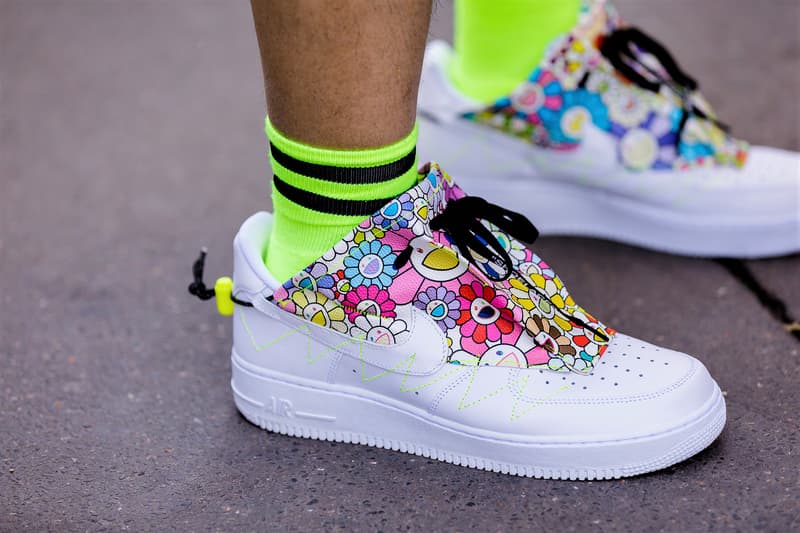 Streetsnaps：Paris Fashion Week Men’s Spring/Summer 2019 今季の主役であるヴァージル・アブローを祝福すべく、至るところで〈Louis Vuitton〉や〈Off-White™️〉を纏う業界人の姿を確認 ミラノからのバトンを受けた花の都・パリは今、ファッションウィーク一色に染まっている。トレンドの震源地として半年に一度、世界各国から洋服やカルチャーに精通した業界人たちが集結するこの一週間は、街の雰囲気も華やかなものへと一変するのだ。  コレクション会場からコレクション会場へ、そして展示会が行われているショールームから再びコレクション会場へと人々が忙しなく移動を続けるオフランウェイには、〈Gucci（グッチ）〉、〈Balenciaga（バレンシアガ）〉、〈Raf Simons（ラフ・シモンズ）〉など、ストリート常連の顔ぶれが揃う。また、今季「LVMH Prize」の大賞に輝いた井野将之が手がける〈doublet（ダブレット）〉のデッドストックパッケージTシャツに加えて、1990年代中期から2000年代初頭にかけてストリートシーンに名を轟かせてきたクロージングブランド〈Echo（エコー）〉のトラックジャケットを羽織る人の姿も。  だが、今季のパリの主役は紛れもなく、Virgil Abloh（ヴァージル・アブロー）である。ストリートには〈Louis Vuitton（ルイ ヴィトン）〉や〈Off-White™️（オフホワイト）〉を身につけ、彼の新たな門出を祝う者たちを至るところで確認した。  パリより到着したストリートスナップを上のフォトギャラリーから確認したあとは、スナップのミラノ編もあわせてチェックしておくべし。
