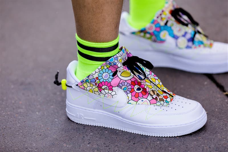 Streetsnaps:Paris Fashion Week Men’s Spring/Summer 2019 今季の主役であるヴァージル・アブローを祝福すべく、至るところで〈Louis Vuitton〉や〈Off-White™️〉を纏う業界人の姿を確認 ミラノからのバトンを受けた花の都・パリは今、ファッションウィーク一色に染まっている。トレンドの震源地として半年に一度、世界各国から洋服やカルチャーに精通した業界人たちが集結するこの一週間は、街の雰囲気も華やかなものへと一変するのだ。 コレクション会場からコレクション会場へ、そして展示会が行われているショールームから再びコレクション会場へと人々が忙しなく移動を続けるオフランウェイには、〈Gucci(グッチ)〉、〈Balenciaga(バレンシアガ)〉、〈Raf Simons(ラフ・シモンズ)〉など、ストリート常連の顔ぶれが揃う。また、今季「LVMH Prize」の大賞に輝いた井野将之が手がける〈doublet(ダブレット)〉のデッドストックパッケージTシャツに加えて、1990年代中期から2000年代初頭にかけてストリートシーンに名を轟かせてきたクロージングブランド〈Echo(エコー)〉のトラックジャケットを羽織る人の姿も。 だが、今季のパリの主役は紛れもなく、Virgil Abloh(ヴァージル・アブロー)である。ストリートには〈Louis Vuitton(ルイ ヴィトン)〉や〈Off-White™️(オフホワイト)〉を身につけ、彼の新たな門出を祝う者たちを至るところで確認した。 パリより到着したストリートスナップを上のフォトギャラリーから確認したあとは、スナップのミラノ編もあわせてチェックしておくべし。