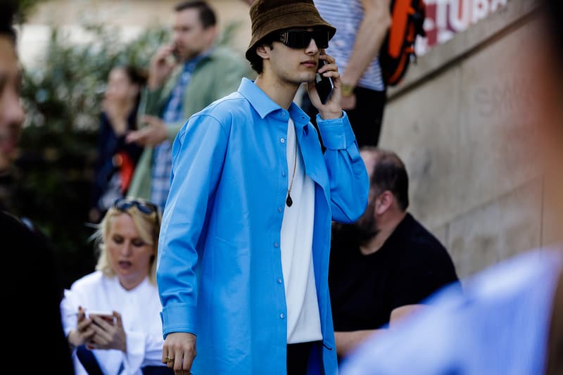 Streetsnaps：Paris Fashion Week Men’s Spring/Summer 2019 今季の主役であるヴァージル・アブローを祝福すべく、至るところで〈Louis Vuitton〉や〈Off-White™️〉を纏う業界人の姿を確認 ミラノからのバトンを受けた花の都・パリは今、ファッションウィーク一色に染まっている。トレンドの震源地として半年に一度、世界各国から洋服やカルチャーに精通した業界人たちが集結するこの一週間は、街の雰囲気も華やかなものへと一変するのだ。  コレクション会場からコレクション会場へ、そして展示会が行われているショールームから再びコレクション会場へと人々が忙しなく移動を続けるオフランウェイには、〈Gucci（グッチ）〉、〈Balenciaga（バレンシアガ）〉、〈Raf Simons（ラフ・シモンズ）〉など、ストリート常連の顔ぶれが揃う。また、今季「LVMH Prize」の大賞に輝いた井野将之が手がける〈doublet（ダブレット）〉のデッドストックパッケージTシャツに加えて、1990年代中期から2000年代初頭にかけてストリートシーンに名を轟かせてきたクロージングブランド〈Echo（エコー）〉のトラックジャケットを羽織る人の姿も。  だが、今季のパリの主役は紛れもなく、Virgil Abloh（ヴァージル・アブロー）である。ストリートには〈Louis Vuitton（ルイ ヴィトン）〉や〈Off-White™️（オフホワイト）〉を身につけ、彼の新たな門出を祝う者たちを至るところで確認した。  パリより到着したストリートスナップを上のフォトギャラリーから確認したあとは、スナップのミラノ編もあわせてチェックしておくべし。