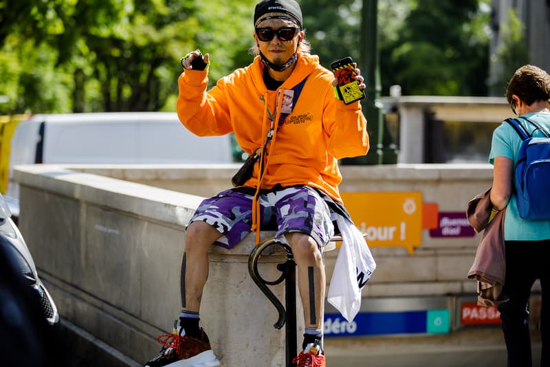 Streetsnaps：Paris Fashion Week Men’s Spring/Summer 2019 今季の主役であるヴァージル・アブローを祝福すべく、至るところで〈Louis Vuitton〉や〈Off-White™️〉を纏う業界人の姿を確認 ミラノからのバトンを受けた花の都・パリは今、ファッションウィーク一色に染まっている。トレンドの震源地として半年に一度、世界各国から洋服やカルチャーに精通した業界人たちが集結するこの一週間は、街の雰囲気も華やかなものへと一変するのだ。  コレクション会場からコレクション会場へ、そして展示会が行われているショールームから再びコレクション会場へと人々が忙しなく移動を続けるオフランウェイには、〈Gucci（グッチ）〉、〈Balenciaga（バレンシアガ）〉、〈Raf Simons（ラフ・シモンズ）〉など、ストリート常連の顔ぶれが揃う。また、今季「LVMH Prize」の大賞に輝いた井野将之が手がける〈doublet（ダブレット）〉のデッドストックパッケージTシャツに加えて、1990年代中期から2000年代初頭にかけてストリートシーンに名を轟かせてきたクロージングブランド〈Echo（エコー）〉のトラックジャケットを羽織る人の姿も。  だが、今季のパリの主役は紛れもなく、Virgil Abloh（ヴァージル・アブロー）である。ストリートには〈Louis Vuitton（ルイ ヴィトン）〉や〈Off-White™️（オフホワイト）〉を身につけ、彼の新たな門出を祝う者たちを至るところで確認した。  パリより到着したストリートスナップを上のフォトギャラリーから確認したあとは、スナップのミラノ編もあわせてチェックしておくべし。