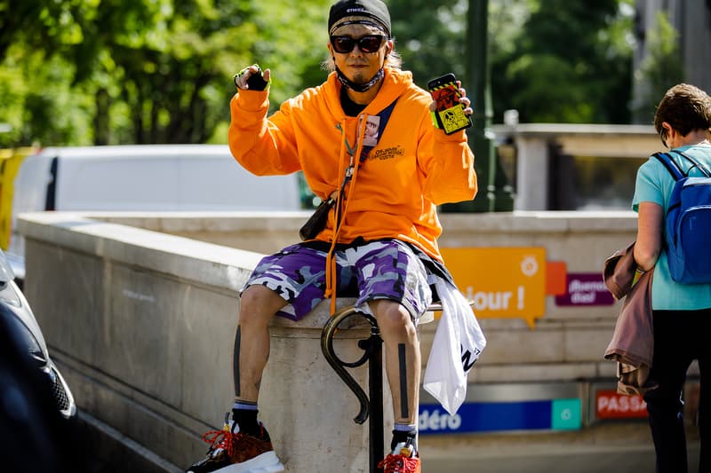 Streetsnaps:Paris Fashion Week Men’s Spring/Summer 2019 今季の主役であるヴァージル・アブローを祝福すべく、至るところで〈Louis Vuitton〉や〈Off-White™️〉を纏う業界人の姿を確認 ミラノからのバトンを受けた花の都・パリは今、ファッションウィーク一色に染まっている。トレンドの震源地として半年に一度、世界各国から洋服やカルチャーに精通した業界人たちが集結するこの一週間は、街の雰囲気も華やかなものへと一変するのだ。 コレクション会場からコレクション会場へ、そして展示会が行われているショールームから再びコレクション会場へと人々が忙しなく移動を続けるオフランウェイには、〈Gucci(グッチ)〉、〈Balenciaga(バレンシアガ)〉、〈Raf Simons(ラフ・シモンズ)〉など、ストリート常連の顔ぶれが揃う。また、今季「LVMH Prize」の大賞に輝いた井野将之が手がける〈doublet(ダブレット)〉のデッドストックパッケージTシャツに加えて、1990年代中期から2000年代初頭にかけてストリートシーンに名を轟かせてきたクロージングブランド〈Echo(エコー)〉のトラックジャケットを羽織る人の姿も。 だが、今季のパリの主役は紛れもなく、Virgil Abloh(ヴァージル・アブロー)である。ストリートには〈Louis Vuitton(ルイ ヴィトン)〉や〈Off-White™️(オフホワイト)〉を身につけ、彼の新たな門出を祝う者たちを至るところで確認した。 パリより到着したストリートスナップを上のフォトギャラリーから確認したあとは、スナップのミラノ編もあわせてチェックしておくべし。