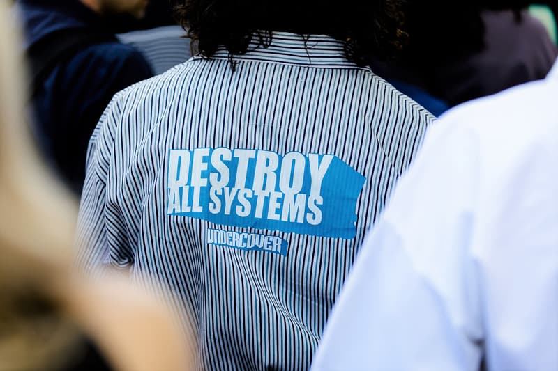 Streetsnaps：Paris Fashion Week Men’s Spring/Summer 2019 今季の主役であるヴァージル・アブローを祝福すべく、至るところで〈Louis Vuitton〉や〈Off-White™️〉を纏う業界人の姿を確認 ミラノからのバトンを受けた花の都・パリは今、ファッションウィーク一色に染まっている。トレンドの震源地として半年に一度、世界各国から洋服やカルチャーに精通した業界人たちが集結するこの一週間は、街の雰囲気も華やかなものへと一変するのだ。  コレクション会場からコレクション会場へ、そして展示会が行われているショールームから再びコレクション会場へと人々が忙しなく移動を続けるオフランウェイには、〈Gucci（グッチ）〉、〈Balenciaga（バレンシアガ）〉、〈Raf Simons（ラフ・シモンズ）〉など、ストリート常連の顔ぶれが揃う。また、今季「LVMH Prize」の大賞に輝いた井野将之が手がける〈doublet（ダブレット）〉のデッドストックパッケージTシャツに加えて、1990年代中期から2000年代初頭にかけてストリートシーンに名を轟かせてきたクロージングブランド〈Echo（エコー）〉のトラックジャケットを羽織る人の姿も。  だが、今季のパリの主役は紛れもなく、Virgil Abloh（ヴァージル・アブロー）である。ストリートには〈Louis Vuitton（ルイ ヴィトン）〉や〈Off-White™️（オフホワイト）〉を身につけ、彼の新たな門出を祝う者たちを至るところで確認した。  パリより到着したストリートスナップを上のフォトギャラリーから確認したあとは、スナップのミラノ編もあわせてチェックしておくべし。