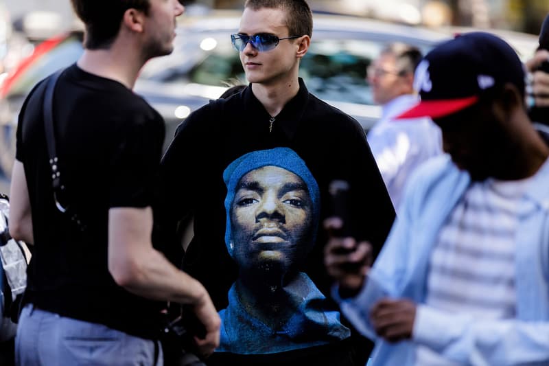 Streetsnaps:Paris Fashion Week Men’s Spring/Summer 2019 今季の主役であるヴァージル・アブローを祝福すべく、至るところで〈Louis Vuitton〉や〈Off-White™️〉を纏う業界人の姿を確認 ミラノからのバトンを受けた花の都・パリは今、ファッションウィーク一色に染まっている。トレンドの震源地として半年に一度、世界各国から洋服やカルチャーに精通した業界人たちが集結するこの一週間は、街の雰囲気も華やかなものへと一変するのだ。 コレクション会場からコレクション会場へ、そして展示会が行われているショールームから再びコレクション会場へと人々が忙しなく移動を続けるオフランウェイには、〈Gucci(グッチ)〉、〈Balenciaga(バレンシアガ)〉、〈Raf Simons(ラフ・シモンズ)〉など、ストリート常連の顔ぶれが揃う。また、今季「LVMH Prize」の大賞に輝いた井野将之が手がける〈doublet(ダブレット)〉のデッドストックパッケージTシャツに加えて、1990年代中期から2000年代初頭にかけてストリートシーンに名を轟かせてきたクロージングブランド〈Echo(エコー)〉のトラックジャケットを羽織る人の姿も。 だが、今季のパリの主役は紛れもなく、Virgil Abloh(ヴァージル・アブロー)である。ストリートには〈Louis Vuitton(ルイ ヴィトン)〉や〈Off-White™️(オフホワイト)〉を身につけ、彼の新たな門出を祝う者たちを至るところで確認した。 パリより到着したストリートスナップを上のフォトギャラリーから確認したあとは、スナップのミラノ編もあわせてチェックしておくべし。