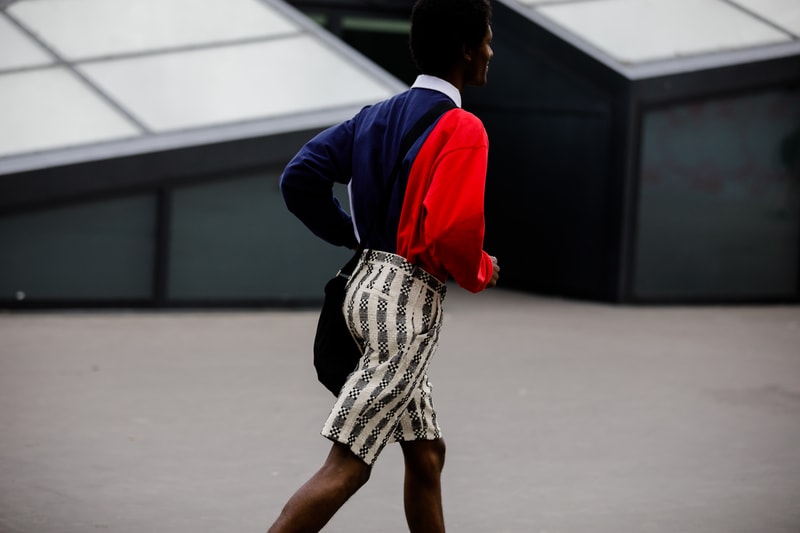 Streetsnaps:Paris Fashion Week Men’s Spring/Summer 2019 Part 2 業界人がひしめくオフランウェイでパリ本来の姿である“気品”と“モード”を切り取る 6月19日(火)に狼煙を上げた2019年春夏のパリファッションウィーク・メンズも、先週末をもって閉幕。今季はVirgil Abloh(ヴァージル・アブロー)がファッションの歴史に新たな1ページを刻んだ〈Louis Vuitton(ルイ ヴィトン)〉のランウェイをはじめ、〈UNDERCOVER(アンダーカバー)〉初のメンズコレクション、Kim Jones(キム・ジョーンズ)の〈Dior Homme(ディオール オム)〉デビューなど、例年にも増して見応えのある内容だったように思える。 業界人が忙しなく行き交うオフランウェイにも変化が見受けられた。Raf Simons(ラフ・シモンズ)が「プリント入りのフーディがあまりにも多すぎる!皆も気づいているだろう、移行するための何かが必要なんだ」と言ったように、グラフィックやストリートウェアが主役を飾るスタイルから距離を置く人が次第に増えのだ。そこで、花の都から到着したストリートスナップ第2弾では、パリ本来の姿である“気品”と“モード”を中心に切り取った。きっと『HYPEBEAST』の読者の中にも変化を欲している人がいることだろう。上のフォトギャラリーには、そのヒントが詰まっているはずだ。 あわせて、パリファッションウィーク・メンズのストリートスナップ第1弾もお見逃しのないように。