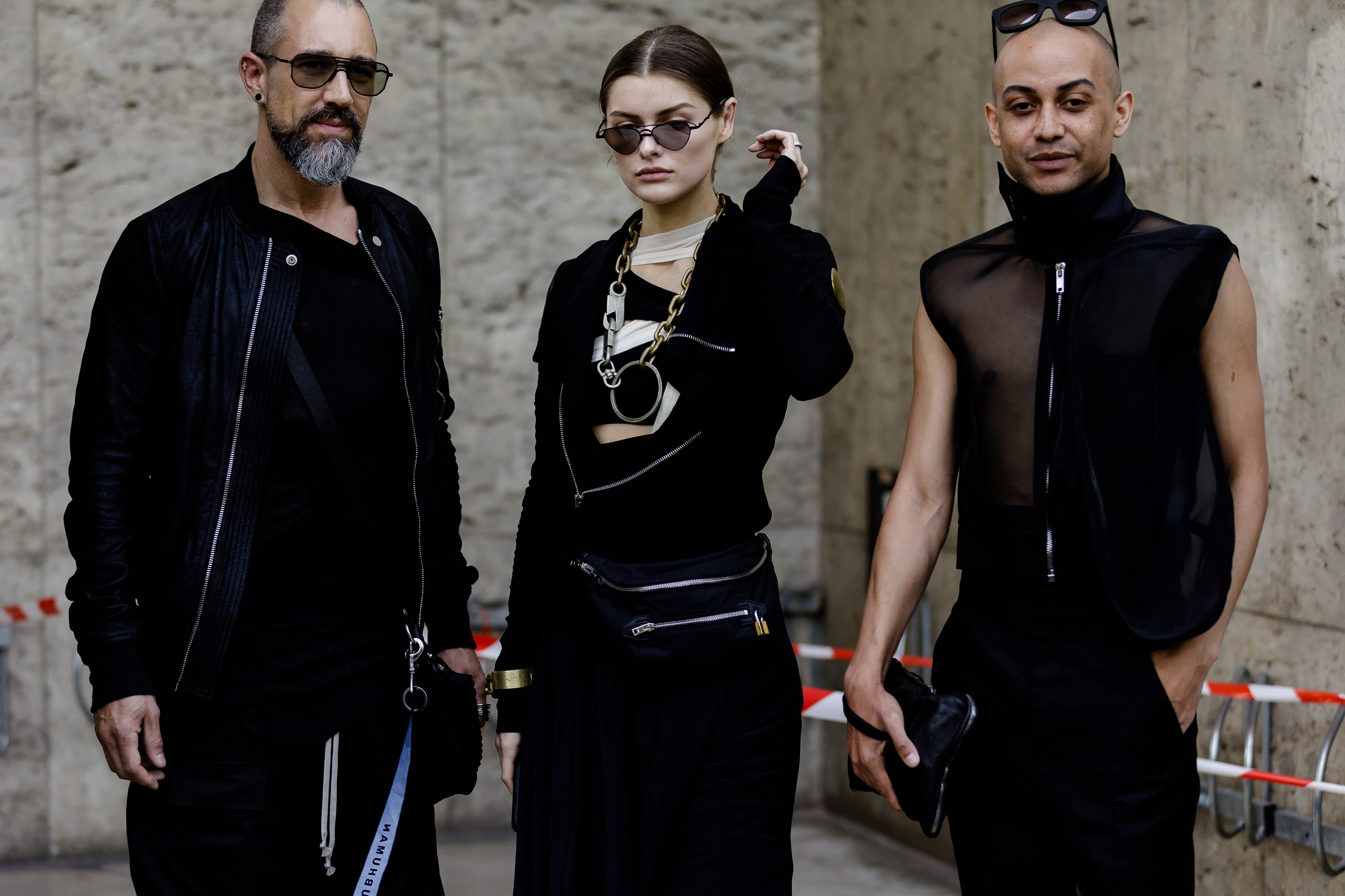 Streetsnaps：Paris Fashion Week Men’s Spring/Summer 2019 Part 2 業界人がひしめくオフランウェイでパリ本来の姿である“気品”と“モード”を切り取る 6月19日（火）に狼煙を上げた2019年春夏のパリファッションウィーク・メンズも、先週末をもって閉幕。今季はVirgil Abloh（ヴァージル・アブロー）がファッションの歴史に新たな1ページを刻んだ〈Louis Vuitton（ルイ ヴィトン）〉のランウェイをはじめ、〈UNDERCOVER（アンダーカバー）〉初のメンズコレクション、Kim Jones（キム・ジョーンズ）の〈Dior Homme（ディオール オム）〉デビューなど、例年にも増して見応えのある内容だったように思える。  業界人が忙しなく行き交うオフランウェイにも変化が見受けられた。Raf Simons（ラフ・シモンズ）が「プリント入りのフーディがあまりにも多すぎる！皆も気づいているだろう、移行するための何かが必要なんだ」と言ったように、グラフィックやストリートウェアが主役を飾るスタイルから距離を置く人が次第に増えのだ。そこで、花の都から到着したストリートスナップ第2弾では、パリ本来の姿である“気品”と“モード”を中心に切り取った。きっと『HYPEBEAST』の読者の中にも変化を欲している人がいることだろう。上のフォトギャラリーには、そのヒントが詰まっているはずだ。  あわせて、パリファッションウィーク・メンズのストリートスナップ第1弾もお見逃しのないように。