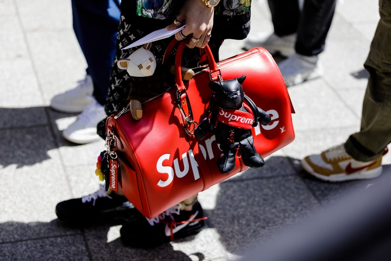 Streetsnaps:Paris Fashion Week Men’s Spring/Summer 2019 Part 2 業界人がひしめくオフランウェイでパリ本来の姿である“気品”と“モード”を切り取る 6月19日(火)に狼煙を上げた2019年春夏のパリファッションウィーク・メンズも、先週末をもって閉幕。今季はVirgil Abloh(ヴァージル・アブロー)がファッションの歴史に新たな1ページを刻んだ〈Louis Vuitton(ルイ ヴィトン)〉のランウェイをはじめ、〈UNDERCOVER(アンダーカバー)〉初のメンズコレクション、Kim Jones(キム・ジョーンズ)の〈Dior Homme(ディオール オム)〉デビューなど、例年にも増して見応えのある内容だったように思える。 業界人が忙しなく行き交うオフランウェイにも変化が見受けられた。Raf Simons(ラフ・シモンズ)が「プリント入りのフーディがあまりにも多すぎる!皆も気づいているだろう、移行するための何かが必要なんだ」と言ったように、グラフィックやストリートウェアが主役を飾るスタイルから距離を置く人が次第に増えのだ。そこで、花の都から到着したストリートスナップ第2弾では、パリ本来の姿である“気品”と“モード”を中心に切り取った。きっと『HYPEBEAST』の読者の中にも変化を欲している人がいることだろう。上のフォトギャラリーには、そのヒントが詰まっているはずだ。 あわせて、パリファッションウィーク・メンズのストリートスナップ第1弾もお見逃しのないように。