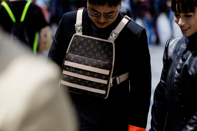Streetsnaps:Paris Fashion Week Men’s Spring/Summer 2019 Part 2 業界人がひしめくオフランウェイでパリ本来の姿である“気品”と“モード”を切り取る 6月19日(火)に狼煙を上げた2019年春夏のパリファッションウィーク・メンズも、先週末をもって閉幕。今季はVirgil Abloh(ヴァージル・アブロー)がファッションの歴史に新たな1ページを刻んだ〈Louis Vuitton(ルイ ヴィトン)〉のランウェイをはじめ、〈UNDERCOVER(アンダーカバー)〉初のメンズコレクション、Kim Jones(キム・ジョーンズ)の〈Dior Homme(ディオール オム)〉デビューなど、例年にも増して見応えのある内容だったように思える。 業界人が忙しなく行き交うオフランウェイにも変化が見受けられた。Raf Simons(ラフ・シモンズ)が「プリント入りのフーディがあまりにも多すぎる!皆も気づいているだろう、移行するための何かが必要なんだ」と言ったように、グラフィックやストリートウェアが主役を飾るスタイルから距離を置く人が次第に増えのだ。そこで、花の都から到着したストリートスナップ第2弾では、パリ本来の姿である“気品”と“モード”を中心に切り取った。きっと『HYPEBEAST』の読者の中にも変化を欲している人がいることだろう。上のフォトギャラリーには、そのヒントが詰まっているはずだ。 あわせて、パリファッションウィーク・メンズのストリートスナップ第1弾もお見逃しのないように。