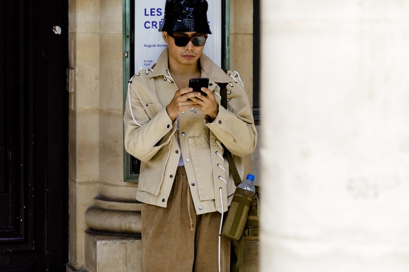 Streetsnaps：Paris Fashion Week Men’s Spring/Summer 2019 Part 2 業界人がひしめくオフランウェイでパリ本来の姿である“気品”と“モード”を切り取る 6月19日（火）に狼煙を上げた2019年春夏のパリファッションウィーク・メンズも、先週末をもって閉幕。今季はVirgil Abloh（ヴァージル・アブロー）がファッションの歴史に新たな1ページを刻んだ〈Louis Vuitton（ルイ ヴィトン）〉のランウェイをはじめ、〈UNDERCOVER（アンダーカバー）〉初のメンズコレクション、Kim Jones（キム・ジョーンズ）の〈Dior Homme（ディオール オム）〉デビューなど、例年にも増して見応えのある内容だったように思える。  業界人が忙しなく行き交うオフランウェイにも変化が見受けられた。Raf Simons（ラフ・シモンズ）が「プリント入りのフーディがあまりにも多すぎる！皆も気づいているだろう、移行するための何かが必要なんだ」と言ったように、グラフィックやストリートウェアが主役を飾るスタイルから距離を置く人が次第に増えのだ。そこで、花の都から到着したストリートスナップ第2弾では、パリ本来の姿である“気品”と“モード”を中心に切り取った。きっと『HYPEBEAST』の読者の中にも変化を欲している人がいることだろう。上のフォトギャラリーには、そのヒントが詰まっているはずだ。  あわせて、パリファッションウィーク・メンズのストリートスナップ第1弾もお見逃しのないように。