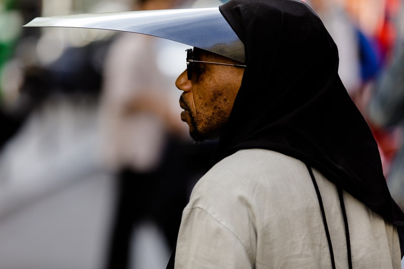 Streetsnaps：Paris Fashion Week Men’s Spring/Summer 2019 Part 2 業界人がひしめくオフランウェイでパリ本来の姿である“気品”と“モード”を切り取る 6月19日（火）に狼煙を上げた2019年春夏のパリファッションウィーク・メンズも、先週末をもって閉幕。今季はVirgil Abloh（ヴァージル・アブロー）がファッションの歴史に新たな1ページを刻んだ〈Louis Vuitton（ルイ ヴィトン）〉のランウェイをはじめ、〈UNDERCOVER（アンダーカバー）〉初のメンズコレクション、Kim Jones（キム・ジョーンズ）の〈Dior Homme（ディオール オム）〉デビューなど、例年にも増して見応えのある内容だったように思える。  業界人が忙しなく行き交うオフランウェイにも変化が見受けられた。Raf Simons（ラフ・シモンズ）が「プリント入りのフーディがあまりにも多すぎる！皆も気づいているだろう、移行するための何かが必要なんだ」と言ったように、グラフィックやストリートウェアが主役を飾るスタイルから距離を置く人が次第に増えのだ。そこで、花の都から到着したストリートスナップ第2弾では、パリ本来の姿である“気品”と“モード”を中心に切り取った。きっと『HYPEBEAST』の読者の中にも変化を欲している人がいることだろう。上のフォトギャラリーには、そのヒントが詰まっているはずだ。  あわせて、パリファッションウィーク・メンズのストリートスナップ第1弾もお見逃しのないように。