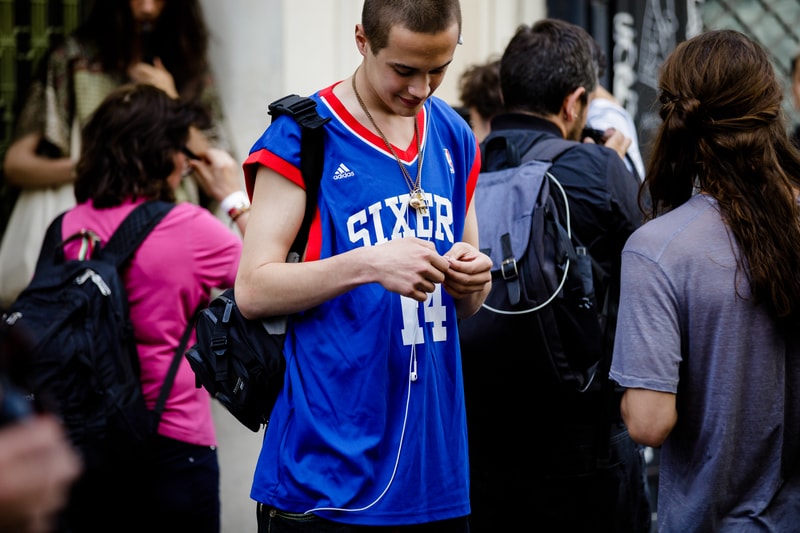 Streetsnaps:Paris Fashion Week Men’s Spring/Summer 2019 Part 2 業界人がひしめくオフランウェイでパリ本来の姿である“気品”と“モード”を切り取る 6月19日(火)に狼煙を上げた2019年春夏のパリファッションウィーク・メンズも、先週末をもって閉幕。今季はVirgil Abloh(ヴァージル・アブロー)がファッションの歴史に新たな1ページを刻んだ〈Louis Vuitton(ルイ ヴィトン)〉のランウェイをはじめ、〈UNDERCOVER(アンダーカバー)〉初のメンズコレクション、Kim Jones(キム・ジョーンズ)の〈Dior Homme(ディオール オム)〉デビューなど、例年にも増して見応えのある内容だったように思える。 業界人が忙しなく行き交うオフランウェイにも変化が見受けられた。Raf Simons(ラフ・シモンズ)が「プリント入りのフーディがあまりにも多すぎる!皆も気づいているだろう、移行するための何かが必要なんだ」と言ったように、グラフィックやストリートウェアが主役を飾るスタイルから距離を置く人が次第に増えのだ。そこで、花の都から到着したストリートスナップ第2弾では、パリ本来の姿である“気品”と“モード”を中心に切り取った。きっと『HYPEBEAST』の読者の中にも変化を欲している人がいることだろう。上のフォトギャラリーには、そのヒントが詰まっているはずだ。 あわせて、パリファッションウィーク・メンズのストリートスナップ第1弾もお見逃しのないように。