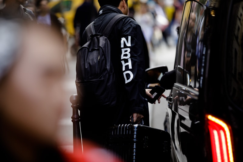 Streetsnaps:Paris Fashion Week Men’s Spring/Summer 2019 Part 2 業界人がひしめくオフランウェイでパリ本来の姿である“気品”と“モード”を切り取る 6月19日(火)に狼煙を上げた2019年春夏のパリファッションウィーク・メンズも、先週末をもって閉幕。今季はVirgil Abloh(ヴァージル・アブロー)がファッションの歴史に新たな1ページを刻んだ〈Louis Vuitton(ルイ ヴィトン)〉のランウェイをはじめ、〈UNDERCOVER(アンダーカバー)〉初のメンズコレクション、Kim Jones(キム・ジョーンズ)の〈Dior Homme(ディオール オム)〉デビューなど、例年にも増して見応えのある内容だったように思える。 業界人が忙しなく行き交うオフランウェイにも変化が見受けられた。Raf Simons(ラフ・シモンズ)が「プリント入りのフーディがあまりにも多すぎる!皆も気づいているだろう、移行するための何かが必要なんだ」と言ったように、グラフィックやストリートウェアが主役を飾るスタイルから距離を置く人が次第に増えのだ。そこで、花の都から到着したストリートスナップ第2弾では、パリ本来の姿である“気品”と“モード”を中心に切り取った。きっと『HYPEBEAST』の読者の中にも変化を欲している人がいることだろう。上のフォトギャラリーには、そのヒントが詰まっているはずだ。 あわせて、パリファッションウィーク・メンズのストリートスナップ第1弾もお見逃しのないように。