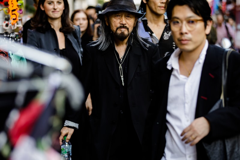 Streetsnaps：Paris Fashion Week Men’s Spring/Summer 2019 Part 2 業界人がひしめくオフランウェイでパリ本来の姿である“気品”と“モード”を切り取る 6月19日（火）に狼煙を上げた2019年春夏のパリファッションウィーク・メンズも、先週末をもって閉幕。今季はVirgil Abloh（ヴァージル・アブロー）がファッションの歴史に新たな1ページを刻んだ〈Louis Vuitton（ルイ ヴィトン）〉のランウェイをはじめ、〈UNDERCOVER（アンダーカバー）〉初のメンズコレクション、Kim Jones（キム・ジョーンズ）の〈Dior Homme（ディオール オム）〉デビューなど、例年にも増して見応えのある内容だったように思える。  業界人が忙しなく行き交うオフランウェイにも変化が見受けられた。Raf Simons（ラフ・シモンズ）が「プリント入りのフーディがあまりにも多すぎる！皆も気づいているだろう、移行するための何かが必要なんだ」と言ったように、グラフィックやストリートウェアが主役を飾るスタイルから距離を置く人が次第に増えのだ。そこで、花の都から到着したストリートスナップ第2弾では、パリ本来の姿である“気品”と“モード”を中心に切り取った。きっと『HYPEBEAST』の読者の中にも変化を欲している人がいることだろう。上のフォトギャラリーには、そのヒントが詰まっているはずだ。  あわせて、パリファッションウィーク・メンズのストリートスナップ第1弾もお見逃しのないように。