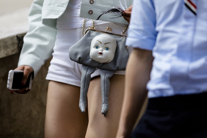 Streetsnaps:Paris Fashion Week Men’s Spring/Summer 2019 Part 2 業界人がひしめくオフランウェイでパリ本来の姿である“気品”と“モード”を切り取る 6月19日(火)に狼煙を上げた2019年春夏のパリファッションウィーク・メンズも、先週末をもって閉幕。今季はVirgil Abloh(ヴァージル・アブロー)がファッションの歴史に新たな1ページを刻んだ〈Louis Vuitton(ルイ ヴィトン)〉のランウェイをはじめ、〈UNDERCOVER(アンダーカバー)〉初のメンズコレクション、Kim Jones(キム・ジョーンズ)の〈Dior Homme(ディオール オム)〉デビューなど、例年にも増して見応えのある内容だったように思える。 業界人が忙しなく行き交うオフランウェイにも変化が見受けられた。Raf Simons(ラフ・シモンズ)が「プリント入りのフーディがあまりにも多すぎる!皆も気づいているだろう、移行するための何かが必要なんだ」と言ったように、グラフィックやストリートウェアが主役を飾るスタイルから距離を置く人が次第に増えのだ。そこで、花の都から到着したストリートスナップ第2弾では、パリ本来の姿である“気品”と“モード”を中心に切り取った。きっと『HYPEBEAST』の読者の中にも変化を欲している人がいることだろう。上のフォトギャラリーには、そのヒントが詰まっているはずだ。 あわせて、パリファッションウィーク・メンズのストリートスナップ第1弾もお見逃しのないように。