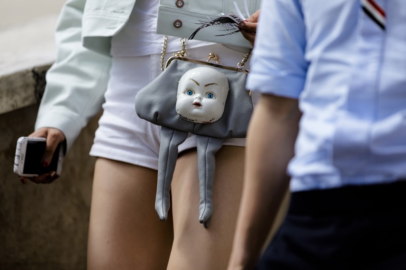 Streetsnaps：Paris Fashion Week Men’s Spring/Summer 2019 Part 2 業界人がひしめくオフランウェイでパリ本来の姿である“気品”と“モード”を切り取る 6月19日（火）に狼煙を上げた2019年春夏のパリファッションウィーク・メンズも、先週末をもって閉幕。今季はVirgil Abloh（ヴァージル・アブロー）がファッションの歴史に新たな1ページを刻んだ〈Louis Vuitton（ルイ ヴィトン）〉のランウェイをはじめ、〈UNDERCOVER（アンダーカバー）〉初のメンズコレクション、Kim Jones（キム・ジョーンズ）の〈Dior Homme（ディオール オム）〉デビューなど、例年にも増して見応えのある内容だったように思える。  業界人が忙しなく行き交うオフランウェイにも変化が見受けられた。Raf Simons（ラフ・シモンズ）が「プリント入りのフーディがあまりにも多すぎる！皆も気づいているだろう、移行するための何かが必要なんだ」と言ったように、グラフィックやストリートウェアが主役を飾るスタイルから距離を置く人が次第に増えのだ。そこで、花の都から到着したストリートスナップ第2弾では、パリ本来の姿である“気品”と“モード”を中心に切り取った。きっと『HYPEBEAST』の読者の中にも変化を欲している人がいることだろう。上のフォトギャラリーには、そのヒントが詰まっているはずだ。  あわせて、パリファッションウィーク・メンズのストリートスナップ第1弾もお見逃しのないように。