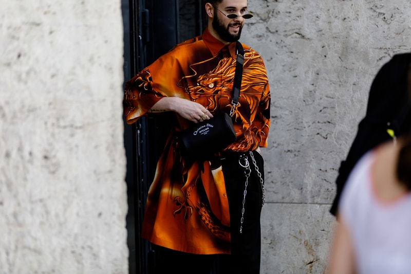 Streetsnaps：Paris Fashion Week Men’s Spring/Summer 2019 Part 2 業界人がひしめくオフランウェイでパリ本来の姿である“気品”と“モード”を切り取る 6月19日（火）に狼煙を上げた2019年春夏のパリファッションウィーク・メンズも、先週末をもって閉幕。今季はVirgil Abloh（ヴァージル・アブロー）がファッションの歴史に新たな1ページを刻んだ〈Louis Vuitton（ルイ ヴィトン）〉のランウェイをはじめ、〈UNDERCOVER（アンダーカバー）〉初のメンズコレクション、Kim Jones（キム・ジョーンズ）の〈Dior Homme（ディオール オム）〉デビューなど、例年にも増して見応えのある内容だったように思える。  業界人が忙しなく行き交うオフランウェイにも変化が見受けられた。Raf Simons（ラフ・シモンズ）が「プリント入りのフーディがあまりにも多すぎる！皆も気づいているだろう、移行するための何かが必要なんだ」と言ったように、グラフィックやストリートウェアが主役を飾るスタイルから距離を置く人が次第に増えのだ。そこで、花の都から到着したストリートスナップ第2弾では、パリ本来の姿である“気品”と“モード”を中心に切り取った。きっと『HYPEBEAST』の読者の中にも変化を欲している人がいることだろう。上のフォトギャラリーには、そのヒントが詰まっているはずだ。  あわせて、パリファッションウィーク・メンズのストリートスナップ第1弾もお見逃しのないように。