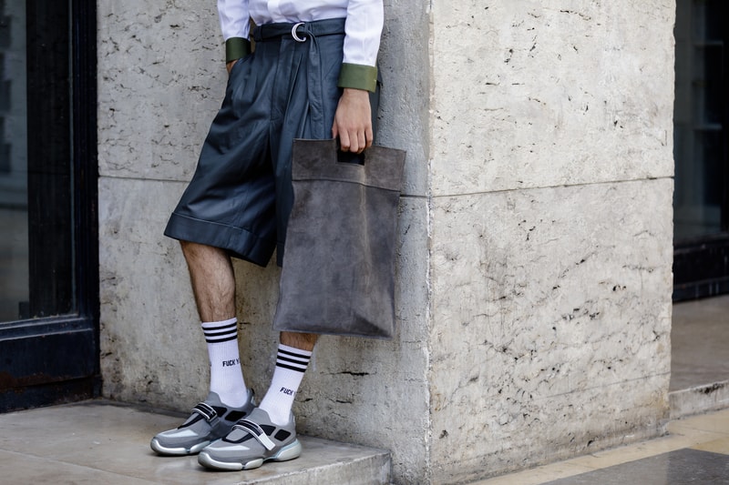 Streetsnaps:Paris Fashion Week Men’s Spring/Summer 2019 Part 2 業界人がひしめくオフランウェイでパリ本来の姿である“気品”と“モード”を切り取る 6月19日(火)に狼煙を上げた2019年春夏のパリファッションウィーク・メンズも、先週末をもって閉幕。今季はVirgil Abloh(ヴァージル・アブロー)がファッションの歴史に新たな1ページを刻んだ〈Louis Vuitton(ルイ ヴィトン)〉のランウェイをはじめ、〈UNDERCOVER(アンダーカバー)〉初のメンズコレクション、Kim Jones(キム・ジョーンズ)の〈Dior Homme(ディオール オム)〉デビューなど、例年にも増して見応えのある内容だったように思える。 業界人が忙しなく行き交うオフランウェイにも変化が見受けられた。Raf Simons(ラフ・シモンズ)が「プリント入りのフーディがあまりにも多すぎる!皆も気づいているだろう、移行するための何かが必要なんだ」と言ったように、グラフィックやストリートウェアが主役を飾るスタイルから距離を置く人が次第に増えのだ。そこで、花の都から到着したストリートスナップ第2弾では、パリ本来の姿である“気品”と“モード”を中心に切り取った。きっと『HYPEBEAST』の読者の中にも変化を欲している人がいることだろう。上のフォトギャラリーには、そのヒントが詰まっているはずだ。 あわせて、パリファッションウィーク・メンズのストリートスナップ第1弾もお見逃しのないように。