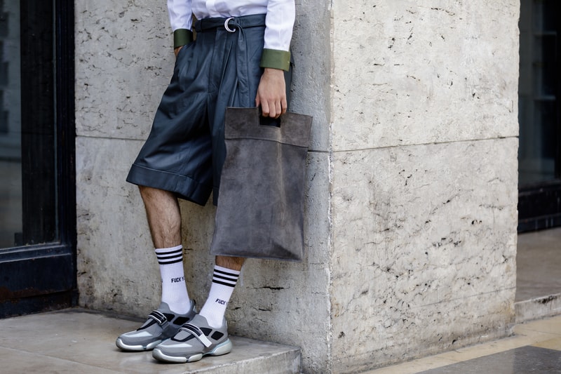 Streetsnaps：Paris Fashion Week Men’s Spring/Summer 2019 Part 2 業界人がひしめくオフランウェイでパリ本来の姿である“気品”と“モード”を切り取る 6月19日（火）に狼煙を上げた2019年春夏のパリファッションウィーク・メンズも、先週末をもって閉幕。今季はVirgil Abloh（ヴァージル・アブロー）がファッションの歴史に新たな1ページを刻んだ〈Louis Vuitton（ルイ ヴィトン）〉のランウェイをはじめ、〈UNDERCOVER（アンダーカバー）〉初のメンズコレクション、Kim Jones（キム・ジョーンズ）の〈Dior Homme（ディオール オム）〉デビューなど、例年にも増して見応えのある内容だったように思える。  業界人が忙しなく行き交うオフランウェイにも変化が見受けられた。Raf Simons（ラフ・シモンズ）が「プリント入りのフーディがあまりにも多すぎる！皆も気づいているだろう、移行するための何かが必要なんだ」と言ったように、グラフィックやストリートウェアが主役を飾るスタイルから距離を置く人が次第に増えのだ。そこで、花の都から到着したストリートスナップ第2弾では、パリ本来の姿である“気品”と“モード”を中心に切り取った。きっと『HYPEBEAST』の読者の中にも変化を欲している人がいることだろう。上のフォトギャラリーには、そのヒントが詰まっているはずだ。  あわせて、パリファッションウィーク・メンズのストリートスナップ第1弾もお見逃しのないように。