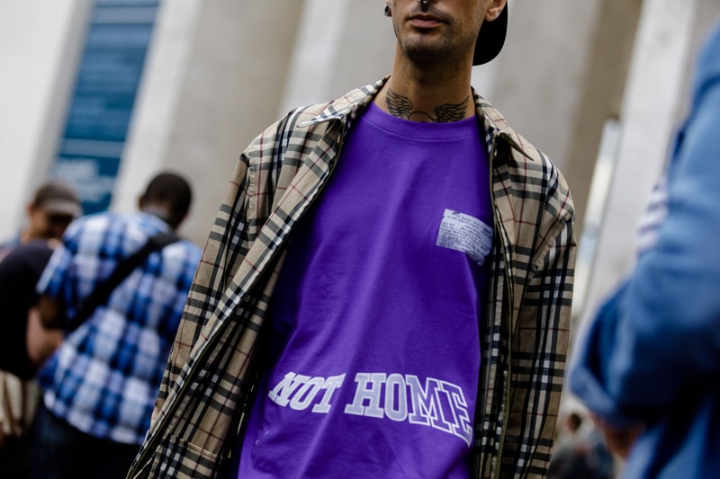 Streetsnaps:Paris Fashion Week Men’s Spring/Summer 2019 Part 2 業界人がひしめくオフランウェイでパリ本来の姿である“気品”と“モード”を切り取る 6月19日(火)に狼煙を上げた2019年春夏のパリファッションウィーク・メンズも、先週末をもって閉幕。今季はVirgil Abloh(ヴァージル・アブロー)がファッションの歴史に新たな1ページを刻んだ〈Louis Vuitton(ルイ ヴィトン)〉のランウェイをはじめ、〈UNDERCOVER(アンダーカバー)〉初のメンズコレクション、Kim Jones(キム・ジョーンズ)の〈Dior Homme(ディオール オム)〉デビューなど、例年にも増して見応えのある内容だったように思える。 業界人が忙しなく行き交うオフランウェイにも変化が見受けられた。Raf Simons(ラフ・シモンズ)が「プリント入りのフーディがあまりにも多すぎる!皆も気づいているだろう、移行するための何かが必要なんだ」と言ったように、グラフィックやストリートウェアが主役を飾るスタイルから距離を置く人が次第に増えのだ。そこで、花の都から到着したストリートスナップ第2弾では、パリ本来の姿である“気品”と“モード”を中心に切り取った。きっと『HYPEBEAST』の読者の中にも変化を欲している人がいることだろう。上のフォトギャラリーには、そのヒントが詰まっているはずだ。 あわせて、パリファッションウィーク・メンズのストリートスナップ第1弾もお見逃しのないように。