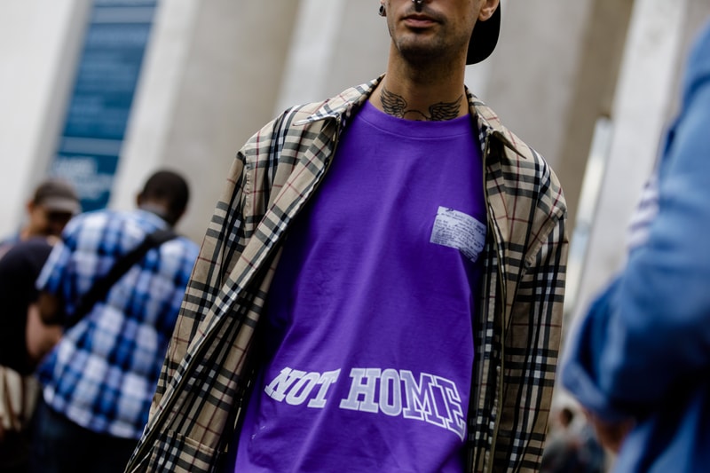 Streetsnaps：Paris Fashion Week Men’s Spring/Summer 2019 Part 2 業界人がひしめくオフランウェイでパリ本来の姿である“気品”と“モード”を切り取る 6月19日（火）に狼煙を上げた2019年春夏のパリファッションウィーク・メンズも、先週末をもって閉幕。今季はVirgil Abloh（ヴァージル・アブロー）がファッションの歴史に新たな1ページを刻んだ〈Louis Vuitton（ルイ ヴィトン）〉のランウェイをはじめ、〈UNDERCOVER（アンダーカバー）〉初のメンズコレクション、Kim Jones（キム・ジョーンズ）の〈Dior Homme（ディオール オム）〉デビューなど、例年にも増して見応えのある内容だったように思える。  業界人が忙しなく行き交うオフランウェイにも変化が見受けられた。Raf Simons（ラフ・シモンズ）が「プリント入りのフーディがあまりにも多すぎる！皆も気づいているだろう、移行するための何かが必要なんだ」と言ったように、グラフィックやストリートウェアが主役を飾るスタイルから距離を置く人が次第に増えのだ。そこで、花の都から到着したストリートスナップ第2弾では、パリ本来の姿である“気品”と“モード”を中心に切り取った。きっと『HYPEBEAST』の読者の中にも変化を欲している人がいることだろう。上のフォトギャラリーには、そのヒントが詰まっているはずだ。  あわせて、パリファッションウィーク・メンズのストリートスナップ第1弾もお見逃しのないように。