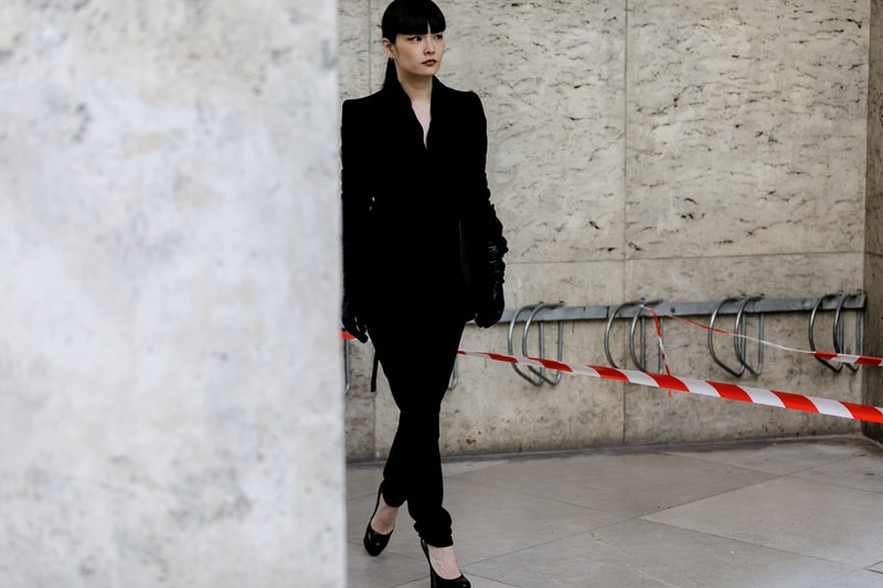 Streetsnaps:Paris Fashion Week Men’s Spring/Summer 2019 Part 2 業界人がひしめくオフランウェイでパリ本来の姿である“気品”と“モード”を切り取る 6月19日(火)に狼煙を上げた2019年春夏のパリファッションウィーク・メンズも、先週末をもって閉幕。今季はVirgil Abloh(ヴァージル・アブロー)がファッションの歴史に新たな1ページを刻んだ〈Louis Vuitton(ルイ ヴィトン)〉のランウェイをはじめ、〈UNDERCOVER(アンダーカバー)〉初のメンズコレクション、Kim Jones(キム・ジョーンズ)の〈Dior Homme(ディオール オム)〉デビューなど、例年にも増して見応えのある内容だったように思える。 業界人が忙しなく行き交うオフランウェイにも変化が見受けられた。Raf Simons(ラフ・シモンズ)が「プリント入りのフーディがあまりにも多すぎる!皆も気づいているだろう、移行するための何かが必要なんだ」と言ったように、グラフィックやストリートウェアが主役を飾るスタイルから距離を置く人が次第に増えのだ。そこで、花の都から到着したストリートスナップ第2弾では、パリ本来の姿である“気品”と“モード”を中心に切り取った。きっと『HYPEBEAST』の読者の中にも変化を欲している人がいることだろう。上のフォトギャラリーには、そのヒントが詰まっているはずだ。 あわせて、パリファッションウィーク・メンズのストリートスナップ第1弾もお見逃しのないように。