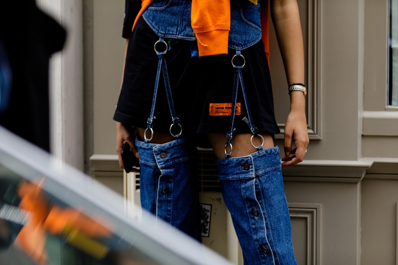 Streetsnaps：Paris Fashion Week Men’s Spring/Summer 2019 Part 2 業界人がひしめくオフランウェイでパリ本来の姿である“気品”と“モード”を切り取る 6月19日（火）に狼煙を上げた2019年春夏のパリファッションウィーク・メンズも、先週末をもって閉幕。今季はVirgil Abloh（ヴァージル・アブロー）がファッションの歴史に新たな1ページを刻んだ〈Louis Vuitton（ルイ ヴィトン）〉のランウェイをはじめ、〈UNDERCOVER（アンダーカバー）〉初のメンズコレクション、Kim Jones（キム・ジョーンズ）の〈Dior Homme（ディオール オム）〉デビューなど、例年にも増して見応えのある内容だったように思える。  業界人が忙しなく行き交うオフランウェイにも変化が見受けられた。Raf Simons（ラフ・シモンズ）が「プリント入りのフーディがあまりにも多すぎる！皆も気づいているだろう、移行するための何かが必要なんだ」と言ったように、グラフィックやストリートウェアが主役を飾るスタイルから距離を置く人が次第に増えのだ。そこで、花の都から到着したストリートスナップ第2弾では、パリ本来の姿である“気品”と“モード”を中心に切り取った。きっと『HYPEBEAST』の読者の中にも変化を欲している人がいることだろう。上のフォトギャラリーには、そのヒントが詰まっているはずだ。  あわせて、パリファッションウィーク・メンズのストリートスナップ第1弾もお見逃しのないように。