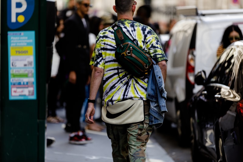 Streetsnaps:Paris Fashion Week Men’s Spring/Summer 2019 Part 2 業界人がひしめくオフランウェイでパリ本来の姿である“気品”と“モード”を切り取る 6月19日(火)に狼煙を上げた2019年春夏のパリファッションウィーク・メンズも、先週末をもって閉幕。今季はVirgil Abloh(ヴァージル・アブロー)がファッションの歴史に新たな1ページを刻んだ〈Louis Vuitton(ルイ ヴィトン)〉のランウェイをはじめ、〈UNDERCOVER(アンダーカバー)〉初のメンズコレクション、Kim Jones(キム・ジョーンズ)の〈Dior Homme(ディオール オム)〉デビューなど、例年にも増して見応えのある内容だったように思える。 業界人が忙しなく行き交うオフランウェイにも変化が見受けられた。Raf Simons(ラフ・シモンズ)が「プリント入りのフーディがあまりにも多すぎる!皆も気づいているだろう、移行するための何かが必要なんだ」と言ったように、グラフィックやストリートウェアが主役を飾るスタイルから距離を置く人が次第に増えのだ。そこで、花の都から到着したストリートスナップ第2弾では、パリ本来の姿である“気品”と“モード”を中心に切り取った。きっと『HYPEBEAST』の読者の中にも変化を欲している人がいることだろう。上のフォトギャラリーには、そのヒントが詰まっているはずだ。 あわせて、パリファッションウィーク・メンズのストリートスナップ第1弾もお見逃しのないように。