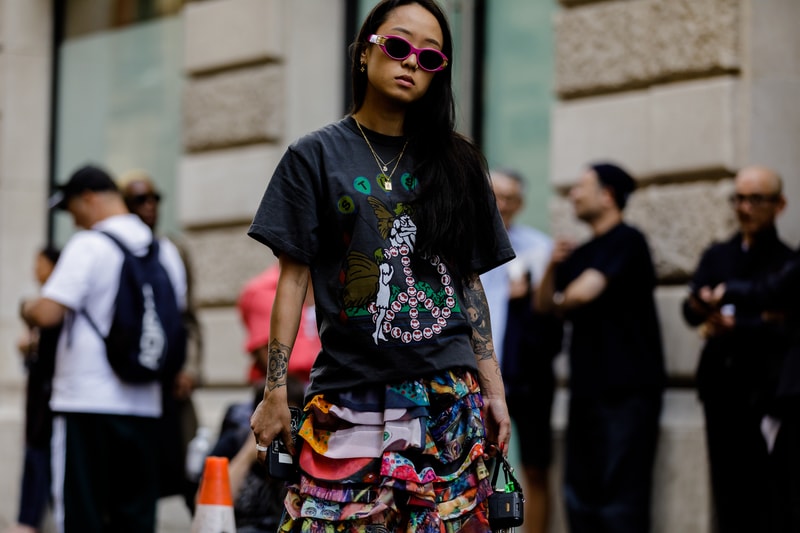 Streetsnaps:Paris Fashion Week Men’s Spring/Summer 2019 Part 2 業界人がひしめくオフランウェイでパリ本来の姿である“気品”と“モード”を切り取る 6月19日(火)に狼煙を上げた2019年春夏のパリファッションウィーク・メンズも、先週末をもって閉幕。今季はVirgil Abloh(ヴァージル・アブロー)がファッションの歴史に新たな1ページを刻んだ〈Louis Vuitton(ルイ ヴィトン)〉のランウェイをはじめ、〈UNDERCOVER(アンダーカバー)〉初のメンズコレクション、Kim Jones(キム・ジョーンズ)の〈Dior Homme(ディオール オム)〉デビューなど、例年にも増して見応えのある内容だったように思える。 業界人が忙しなく行き交うオフランウェイにも変化が見受けられた。Raf Simons(ラフ・シモンズ)が「プリント入りのフーディがあまりにも多すぎる!皆も気づいているだろう、移行するための何かが必要なんだ」と言ったように、グラフィックやストリートウェアが主役を飾るスタイルから距離を置く人が次第に増えのだ。そこで、花の都から到着したストリートスナップ第2弾では、パリ本来の姿である“気品”と“モード”を中心に切り取った。きっと『HYPEBEAST』の読者の中にも変化を欲している人がいることだろう。上のフォトギャラリーには、そのヒントが詰まっているはずだ。 あわせて、パリファッションウィーク・メンズのストリートスナップ第1弾もお見逃しのないように。