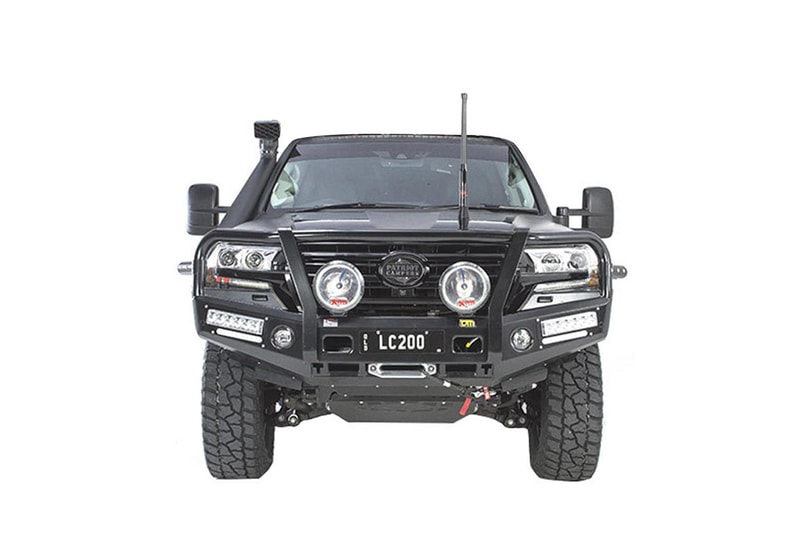 南半球屈指のカスタムビルダーが製造した軍用車顔負けの究極オフローダー LC200 「Patriot Campers」の“Supertourer”シリーズから、ランドクルーザーを改良したストレージ付きのディーゼル車が登場 オーストラリアを拠点とする「Patriot Campers（パトリオット キャンパー）」は、究極のオフローダーを製造する南半球屈指のカスタムビルダーである。その屈強な4輪に定評のある同社が、重量感のあるトラックに改良を加えた“Supertourer”シリーズより、「TOYOTA（トヨタ）」のLand Cruiser 200（ランドクルーザー 200）にV8気筒のツインターボディーゼルエンジンを積んだLC200を発表。4ドアの車両後部はSUVタイプの形状から軍用車両などで度々見かけるフラットベッドへとトランスフォームされ、65センチ程度のストレージを装備。また、タイヤ側部やリアバンパーにも引き出し式のスペースが設けられているため、用途に応じて様々なツールを収納しておくことができるだろう。そして、舗装されていないタフな路面を走行する上で欠かせないのが、足回りの装備である。オフロード仕様のタイヤはもちろん、3,800kg「EFS」のElite 60mmチューブを採用した超高性能のサスペンションは凹凸の激しい環境でも確実に衝撃を吸収してくれる。  「Patriot Campers」の技術が結晶したLC200の詳細は、こちらから。またこの機会に、よりレクリエーション感覚で走行を楽しむことのできる「YAMAHA（ヤマハ）」のWolverine X2もチェックしてみてはいかが？