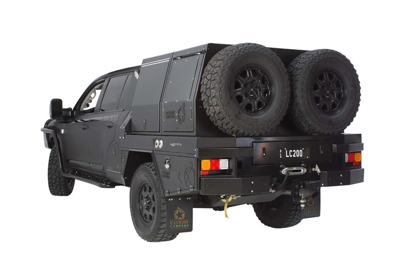 南半球屈指のカスタムビルダーが製造した軍用車顔負けの究極オフローダー LC200 「Patriot Campers」の“Supertourer”シリーズから、ランドクルーザーを改良したストレージ付きのディーゼル車が登場 オーストラリアを拠点とする「Patriot Campers（パトリオット キャンパー）」は、究極のオフローダーを製造する南半球屈指のカスタムビルダーである。その屈強な4輪に定評のある同社が、重量感のあるトラックに改良を加えた“Supertourer”シリーズより、「TOYOTA（トヨタ）」のLand Cruiser 200（ランドクルーザー 200）にV8気筒のツインターボディーゼルエンジンを積んだLC200を発表。4ドアの車両後部はSUVタイプの形状から軍用車両などで度々見かけるフラットベッドへとトランスフォームされ、65センチ程度のストレージを装備。また、タイヤ側部やリアバンパーにも引き出し式のスペースが設けられているため、用途に応じて様々なツールを収納しておくことができるだろう。そして、舗装されていないタフな路面を走行する上で欠かせないのが、足回りの装備である。オフロード仕様のタイヤはもちろん、3,800kg「EFS」のElite 60mmチューブを採用した超高性能のサスペンションは凹凸の激しい環境でも確実に衝撃を吸収してくれる。  「Patriot Campers」の技術が結晶したLC200の詳細は、こちらから。またこの機会に、よりレクリエーション感覚で走行を楽しむことのできる「YAMAHA（ヤマハ）」のWolverine X2もチェックしてみてはいかが？