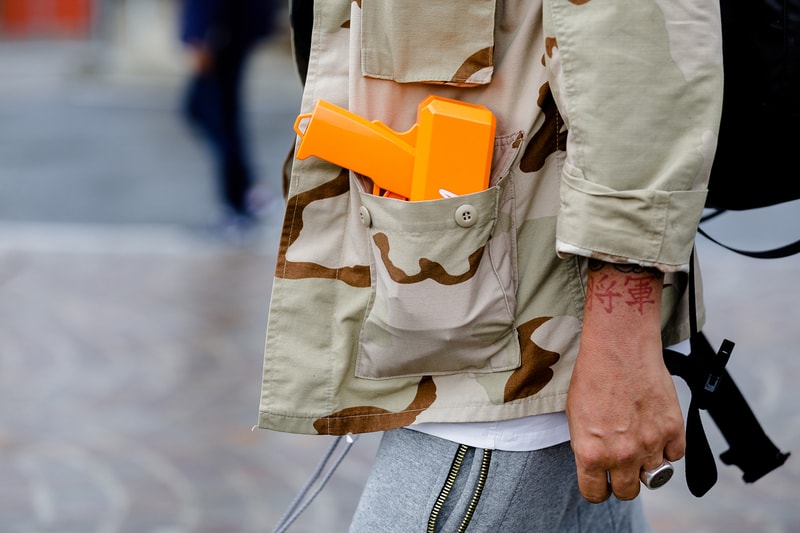 Streetsnaps：Pitti Uomo 94 Spring/Summer 2019 古典的なスーチングスタイルが激減し、ストリートやスポーツなどトレンド要素を加味したフィレンツェヘッズたちが出現 Pitti Uomo 第94回ピッティ・ウォモ HYPEBEAST スナップ隊 Ermenegildo Zegna エルメネジルド・ゼニア Boglioli ボリオリ Palm Angeles パーム・エンジェルス Heron Preston ヘロン プレストン Balenciaga バレンシアガ Supreme シュプリーム Rawlings ローリングス キャッチャーマスク adidas Originals by Alexander Wang アディダス オリジナルス バイ アレキサンダー・ワン バスケットボール ハイプビースト