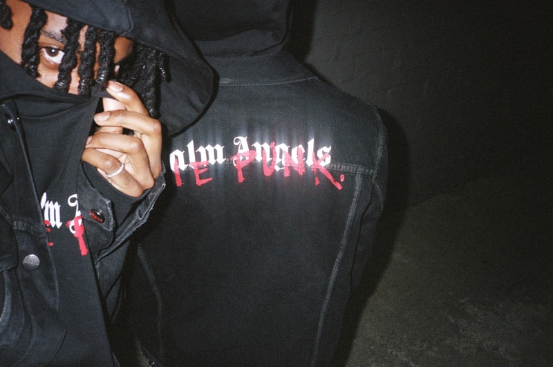 Palm Angels x Playboi Carti “Die Punk” コレクションが国内キーアカウントでゲリラリリース 〈Palm Angels〉の定番であるトラックスーツやTシャツなど、ゲットーな雰囲気が漂うアパレル＆アクセサリーを全9型展開 JAY-Z（ジェイ・Z）も絶賛するA$AP Mobの注目株、Playboi Carti（プレイボーイ・カルティ）と、Francesco Ragazzi（フランチェスコ・ラガッツィ）が手がける〈Palm Angels（パーム エンジェルス）〉が手を組み、カプセルコレクションを制作。“Die Punk”と題したストリートヘッズ垂涎のプロジェクトでは、“Moncler Genius（モンクレール ジーニアス）”への参加などでも脚光を浴びる同ブランドのロゴの上に、赤字で“Die Punk”のテキストを被せ、Tシャツ、フーディー、デニムジャケット、トラックスーツ、キャップ、iPhoneケースを展開する。  “Palm Angels Die Punk”コレクションは、6月30日（土）より『BARNEYS NEWYORK』、『ISETAN MEN'S』、『GR8』、『LHP』、『NUBIAN』、『Contena store 』、『cherry』、『DETAIL』、『LHP』、『rollin'』という国内キーアカウントにて発売開始。  〈Palm Angels〉ファンの方は、〈SUICOKE（スイコック）〉とのコラボサンダル第2弾のビジュアルもあわせてご確認を。