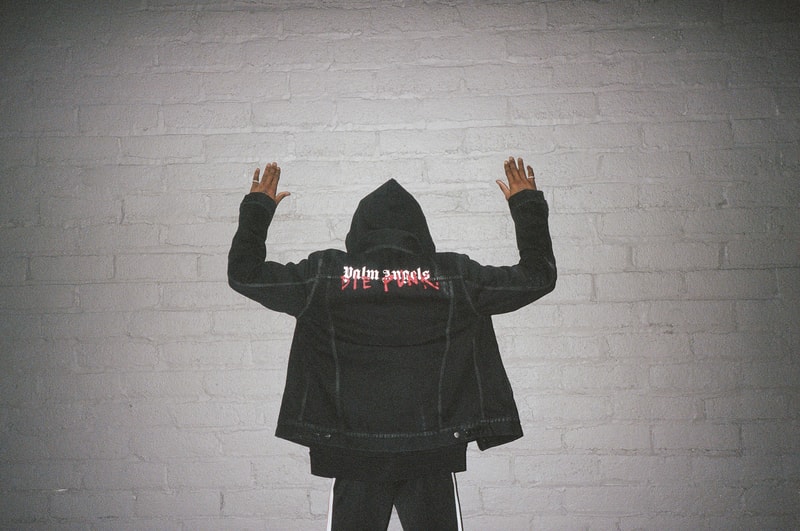 Palm Angels x Playboi Carti “Die Punk” コレクションが国内キーアカウントでゲリラリリース 〈Palm Angels〉の定番であるトラックスーツやTシャツなど、ゲットーな雰囲気が漂うアパレル＆アクセサリーを全9型展開 JAY-Z（ジェイ・Z）も絶賛するA$AP Mobの注目株、Playboi Carti（プレイボーイ・カルティ）と、Francesco Ragazzi（フランチェスコ・ラガッツィ）が手がける〈Palm Angels（パーム エンジェルス）〉が手を組み、カプセルコレクションを制作。“Die Punk”と題したストリートヘッズ垂涎のプロジェクトでは、“Moncler Genius（モンクレール ジーニアス）”への参加などでも脚光を浴びる同ブランドのロゴの上に、赤字で“Die Punk”のテキストを被せ、Tシャツ、フーディー、デニムジャケット、トラックスーツ、キャップ、iPhoneケースを展開する。  “Palm Angels Die Punk”コレクションは、6月30日（土）より『BARNEYS NEWYORK』、『ISETAN MEN'S』、『GR8』、『LHP』、『NUBIAN』、『Contena store 』、『cherry』、『DETAIL』、『LHP』、『rollin'』という国内キーアカウントにて発売開始。  〈Palm Angels〉ファンの方は、〈SUICOKE（スイコック）〉とのコラボサンダル第2弾のビジュアルもあわせてご確認を。