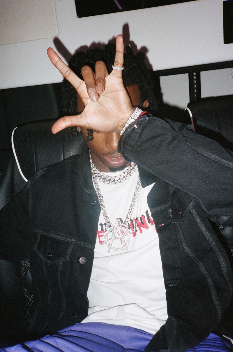 Palm Angels x Playboi Carti “Die Punk” コレクションが国内キーアカウントでゲリラリリース 〈Palm Angels〉の定番であるトラックスーツやTシャツなど、ゲットーな雰囲気が漂うアパレル＆アクセサリーを全9型展開 JAY-Z（ジェイ・Z）も絶賛するA$AP Mobの注目株、Playboi Carti（プレイボーイ・カルティ）と、Francesco Ragazzi（フランチェスコ・ラガッツィ）が手がける〈Palm Angels（パーム エンジェルス）〉が手を組み、カプセルコレクションを制作。“Die Punk”と題したストリートヘッズ垂涎のプロジェクトでは、“Moncler Genius（モンクレール ジーニアス）”への参加などでも脚光を浴びる同ブランドのロゴの上に、赤字で“Die Punk”のテキストを被せ、Tシャツ、フーディー、デニムジャケット、トラックスーツ、キャップ、iPhoneケースを展開する。  “Palm Angels Die Punk”コレクションは、6月30日（土）より『BARNEYS NEWYORK』、『ISETAN MEN'S』、『GR8』、『LHP』、『NUBIAN』、『Contena store 』、『cherry』、『DETAIL』、『LHP』、『rollin'』という国内キーアカウントにて発売開始。  〈Palm Angels〉ファンの方は、〈SUICOKE（スイコック）〉とのコラボサンダル第2弾のビジュアルもあわせてご確認を。