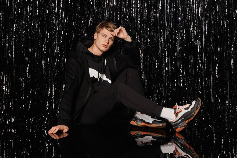 PUMA 期待の一足 Thunder Electric の最新作が今月末にリリース決定 現代ストリートのゲームチェンジャーとなりうる〈PUMA〉の意欲作がまもなく市場へ SUEDEやCLYDEなど、クラシカルなシルエットがストリートで根強い人気を誇る〈PUMA（プーマ）〉だが、今年1月にビジュアルがリークしたThunderは、昨今のスニーカーゲームのパワーバランスを変えるほどヘッズたちから熱視線を集めている。そのThunderファミリーよりニューモデル、Thunder Electricの発売が正式に決定。ヌバックレザーとメッシュ素材を使用し、インパクトのあるカラーリングとクロームのフラッシュで稲妻の電撃的な力を表現した本作は、〈PUMA〉の歴史を構築する様々なコラボレーションやシルエットへのオマージュであり、90年代の衝撃吸収テクノロジーであるセルシステムを採用したランニングシューズと、〈PUMA McQ〉にインスピレーションを受けている。分厚いソールが生み出す重厚感と斬新な配色は、現代のトレンド内で圧倒的な存在感を放つに違いない。  Thunder Electricは、6月21日（木）より〈PUMA〉のオンラインストアと『PUMA STORE』および同ブランドの一部取扱店舗にて、14,800円（税抜）で発売。  あわせて、〈PUMA〉と〈Diamond Supply Co.（ダイヤモンド サプライ）〉の2018年春夏コレクション第2弾もお見逃しなく。