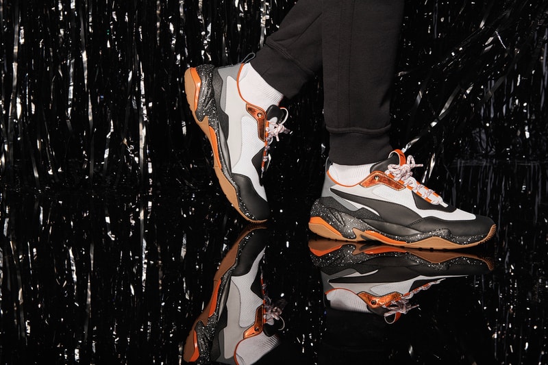 PUMA 期待の一足 Thunder Electric の最新作が今月末にリリース決定 現代ストリートのゲームチェンジャーとなりうる〈PUMA〉の意欲作がまもなく市場へ SUEDEやCLYDEなど、クラシカルなシルエットがストリートで根強い人気を誇る〈PUMA（プーマ）〉だが、今年1月にビジュアルがリークしたThunderは、昨今のスニーカーゲームのパワーバランスを変えるほどヘッズたちから熱視線を集めている。そのThunderファミリーよりニューモデル、Thunder Electricの発売が正式に決定。ヌバックレザーとメッシュ素材を使用し、インパクトのあるカラーリングとクロームのフラッシュで稲妻の電撃的な力を表現した本作は、〈PUMA〉の歴史を構築する様々なコラボレーションやシルエットへのオマージュであり、90年代の衝撃吸収テクノロジーであるセルシステムを採用したランニングシューズと、〈PUMA McQ〉にインスピレーションを受けている。分厚いソールが生み出す重厚感と斬新な配色は、現代のトレンド内で圧倒的な存在感を放つに違いない。  Thunder Electricは、6月21日（木）より〈PUMA〉のオンラインストアと『PUMA STORE』および同ブランドの一部取扱店舗にて、14,800円（税抜）で発売。  あわせて、〈PUMA〉と〈Diamond Supply Co.（ダイヤモンド サプライ）〉の2018年春夏コレクション第2弾もお見逃しなく。