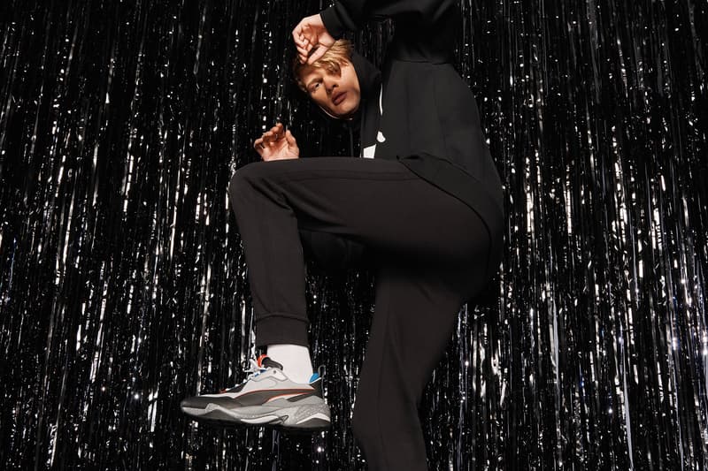 PUMA 期待の一足 Thunder Electric の最新作が今月末にリリース決定 現代ストリートのゲームチェンジャーとなりうる〈PUMA〉の意欲作がまもなく市場へ SUEDEやCLYDEなど、クラシカルなシルエットがストリートで根強い人気を誇る〈PUMA（プーマ）〉だが、今年1月にビジュアルがリークしたThunderは、昨今のスニーカーゲームのパワーバランスを変えるほどヘッズたちから熱視線を集めている。そのThunderファミリーよりニューモデル、Thunder Electricの発売が正式に決定。ヌバックレザーとメッシュ素材を使用し、インパクトのあるカラーリングとクロームのフラッシュで稲妻の電撃的な力を表現した本作は、〈PUMA〉の歴史を構築する様々なコラボレーションやシルエットへのオマージュであり、90年代の衝撃吸収テクノロジーであるセルシステムを採用したランニングシューズと、〈PUMA McQ〉にインスピレーションを受けている。分厚いソールが生み出す重厚感と斬新な配色は、現代のトレンド内で圧倒的な存在感を放つに違いない。  Thunder Electricは、6月21日（木）より〈PUMA〉のオンラインストアと『PUMA STORE』および同ブランドの一部取扱店舗にて、14,800円（税抜）で発売。  あわせて、〈PUMA〉と〈Diamond Supply Co.（ダイヤモンド サプライ）〉の2018年春夏コレクション第2弾もお見逃しなく。