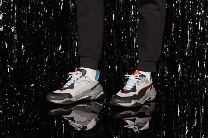 PUMA 期待の一足 Thunder Electric の最新作が今月末にリリース決定 現代ストリートのゲームチェンジャーとなりうる〈PUMA〉の意欲作がまもなく市場へ SUEDEやCLYDEなど、クラシカルなシルエットがストリートで根強い人気を誇る〈PUMA(プーマ)〉だが、今年1月にビジュアルがリークしたThunderは、昨今のスニーカーゲームのパワーバランスを変えるほどヘッズたちから熱視線を集めている。そのThunderファミリーよりニューモデル、Thunder Electricの発売が正式に決定。ヌバックレザーとメッシュ素材を使用し、インパクトのあるカラーリングとクロームのフラッシュで稲妻の電撃的な力を表現した本作は、〈PUMA〉の歴史を構築する様々なコラボレーションやシルエットへのオマージュであり、90年代の衝撃吸収テクノロジーであるセルシステムを採用したランニングシューズと、〈PUMA McQ〉にインスピレーションを受けている。分厚いソールが生み出す重厚感と斬新な配色は、現代のトレンド内で圧倒的な存在感を放つに違いない。 Thunder Electricは、6月21日(木)より〈PUMA〉のオンラインストアと『PUMA STORE』および同ブランドの一部取扱店舗にて、14,800円(税抜)で発売。 あわせて、〈PUMA〉と〈Diamond Supply Co.(ダイヤモンド サプライ)〉の2018年春夏コレクション第2弾もお見逃しなく。