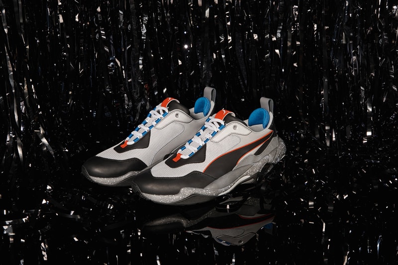 PUMA 期待の一足 Thunder Electric の最新作が今月末にリリース決定 現代ストリートのゲームチェンジャーとなりうる〈PUMA〉の意欲作がまもなく市場へ SUEDEやCLYDEなど、クラシカルなシルエットがストリートで根強い人気を誇る〈PUMA（プーマ）〉だが、今年1月にビジュアルがリークしたThunderは、昨今のスニーカーゲームのパワーバランスを変えるほどヘッズたちから熱視線を集めている。そのThunderファミリーよりニューモデル、Thunder Electricの発売が正式に決定。ヌバックレザーとメッシュ素材を使用し、インパクトのあるカラーリングとクロームのフラッシュで稲妻の電撃的な力を表現した本作は、〈PUMA〉の歴史を構築する様々なコラボレーションやシルエットへのオマージュであり、90年代の衝撃吸収テクノロジーであるセルシステムを採用したランニングシューズと、〈PUMA McQ〉にインスピレーションを受けている。分厚いソールが生み出す重厚感と斬新な配色は、現代のトレンド内で圧倒的な存在感を放つに違いない。  Thunder Electricは、6月21日（木）より〈PUMA〉のオンラインストアと『PUMA STORE』および同ブランドの一部取扱店舗にて、14,800円（税抜）で発売。  あわせて、〈PUMA〉と〈Diamond Supply Co.（ダイヤモンド サプライ）〉の2018年春夏コレクション第2弾もお見逃しなく。