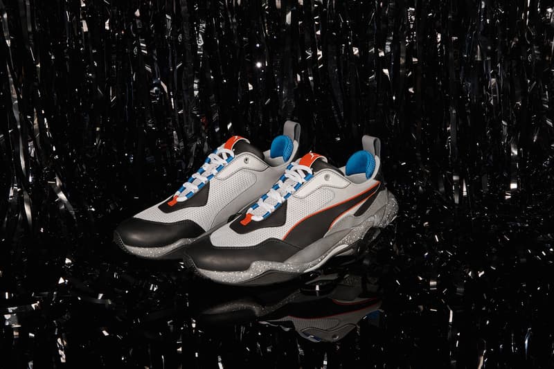 PUMA 期待の一足 Thunder Electric の最新作が今月末にリリース決定 現代ストリートのゲームチェンジャーとなりうる〈PUMA〉の意欲作がまもなく市場へ SUEDEやCLYDEなど、クラシカルなシルエットがストリートで根強い人気を誇る〈PUMA(プーマ)〉だが、今年1月にビジュアルがリークしたThunderは、昨今のスニーカーゲームのパワーバランスを変えるほどヘッズたちから熱視線を集めている。そのThunderファミリーよりニューモデル、Thunder Electricの発売が正式に決定。ヌバックレザーとメッシュ素材を使用し、インパクトのあるカラーリングとクロームのフラッシュで稲妻の電撃的な力を表現した本作は、〈PUMA〉の歴史を構築する様々なコラボレーションやシルエットへのオマージュであり、90年代の衝撃吸収テクノロジーであるセルシステムを採用したランニングシューズと、〈PUMA McQ〉にインスピレーションを受けている。分厚いソールが生み出す重厚感と斬新な配色は、現代のトレンド内で圧倒的な存在感を放つに違いない。 Thunder Electricは、6月21日(木)より〈PUMA〉のオンラインストアと『PUMA STORE』および同ブランドの一部取扱店舗にて、14,800円(税抜)で発売。 あわせて、〈PUMA〉と〈Diamond Supply Co.(ダイヤモンド サプライ)〉の2018年春夏コレクション第2弾もお見逃しなく。